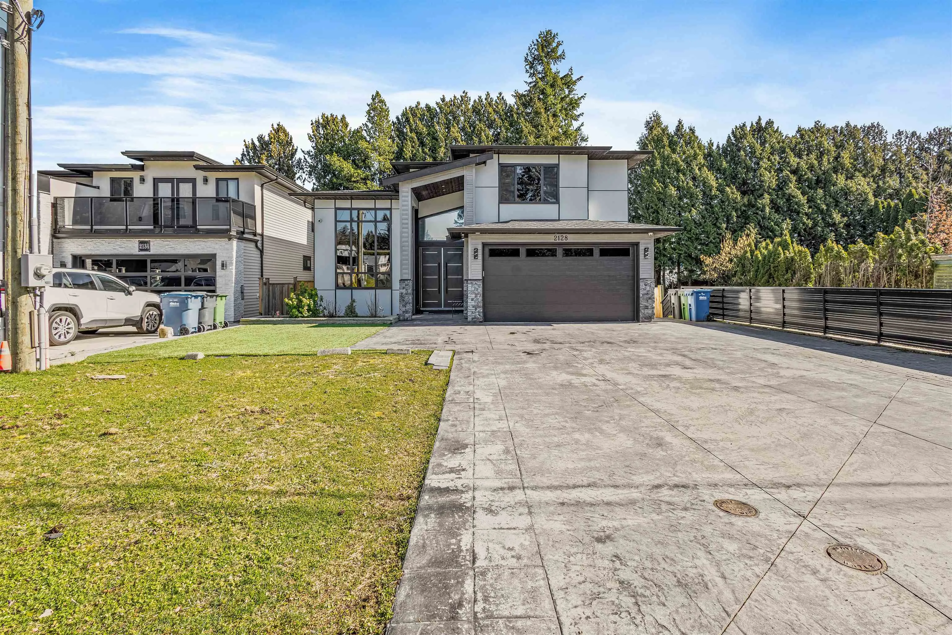 2128 Oakridge Crescent