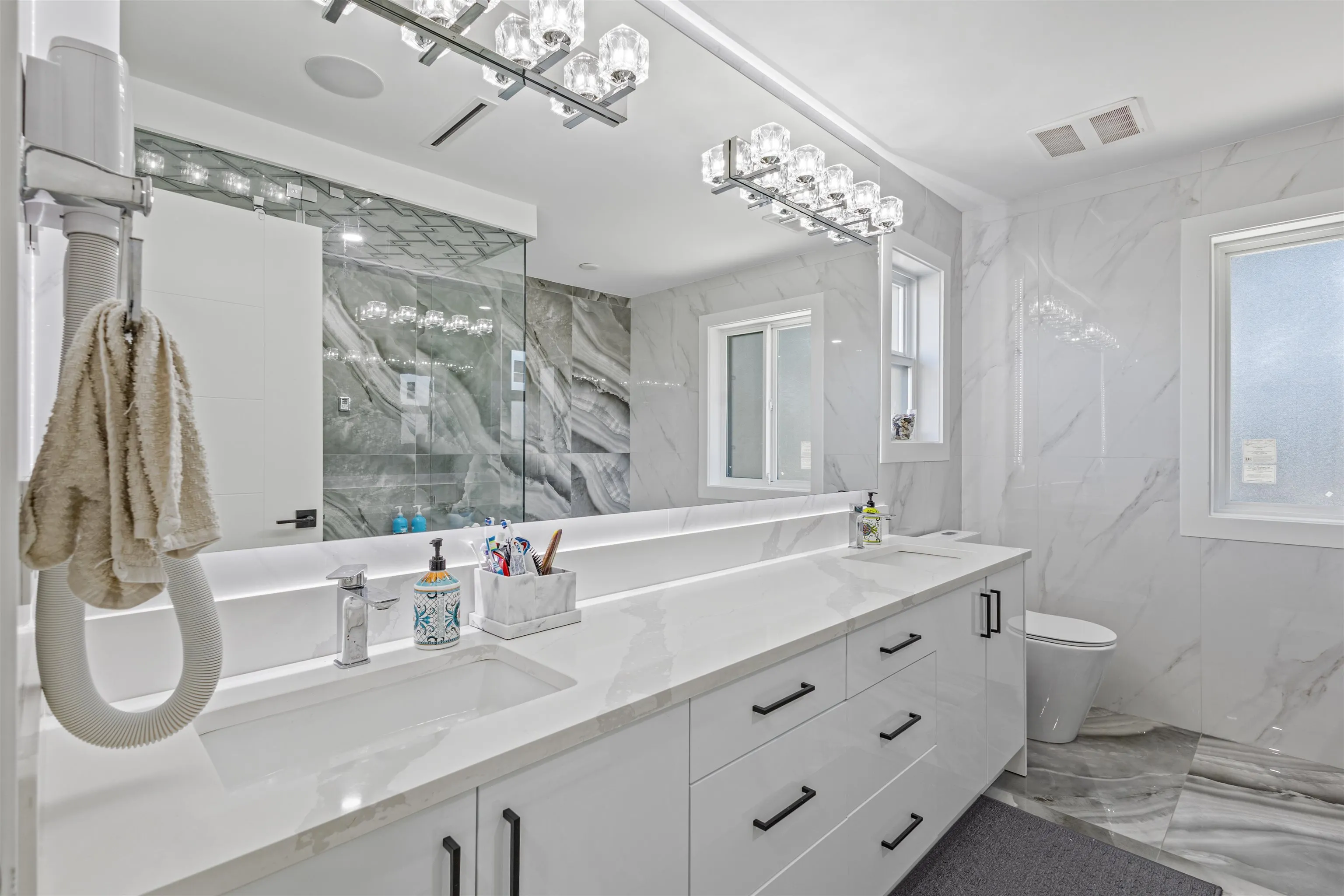 2128 Oakridge Crescent