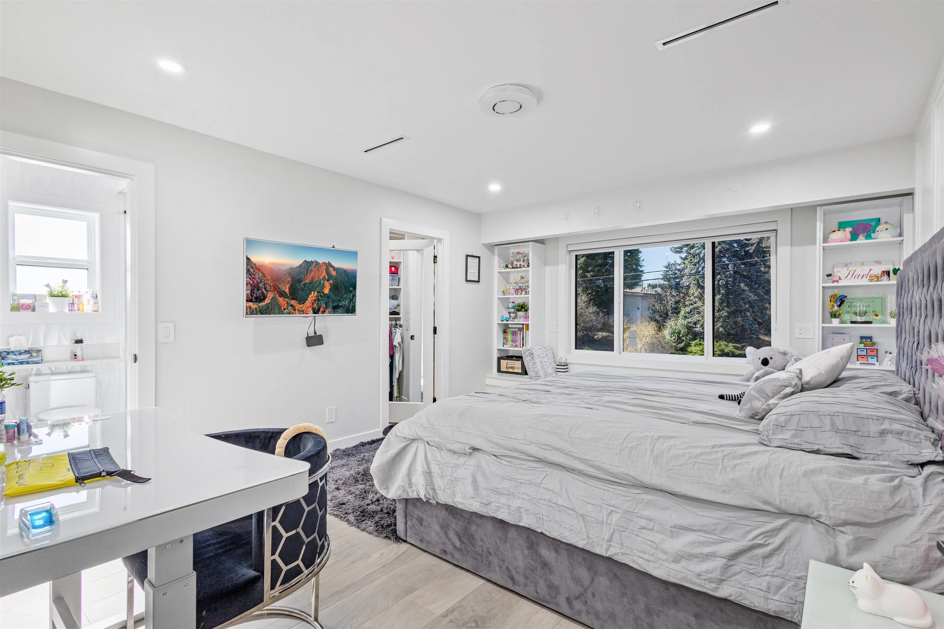 2128 Oakridge Crescent