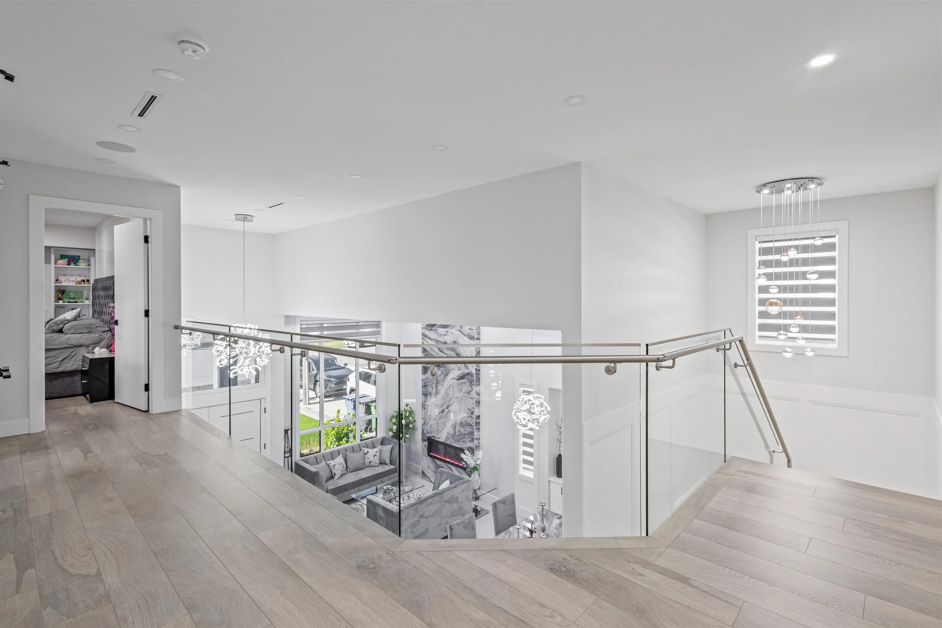 2128 Oakridge Crescent