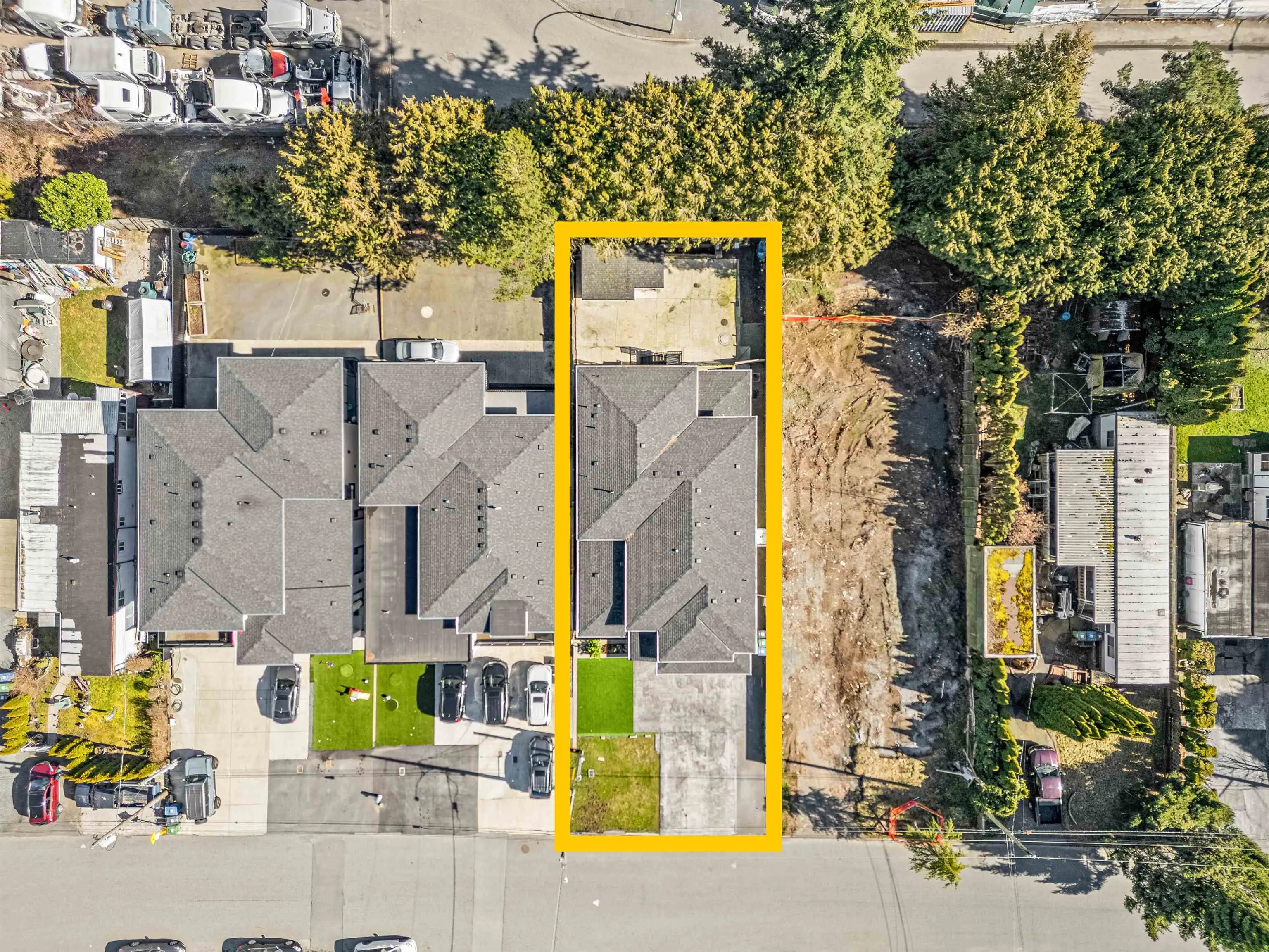 2128 Oakridge Crescent