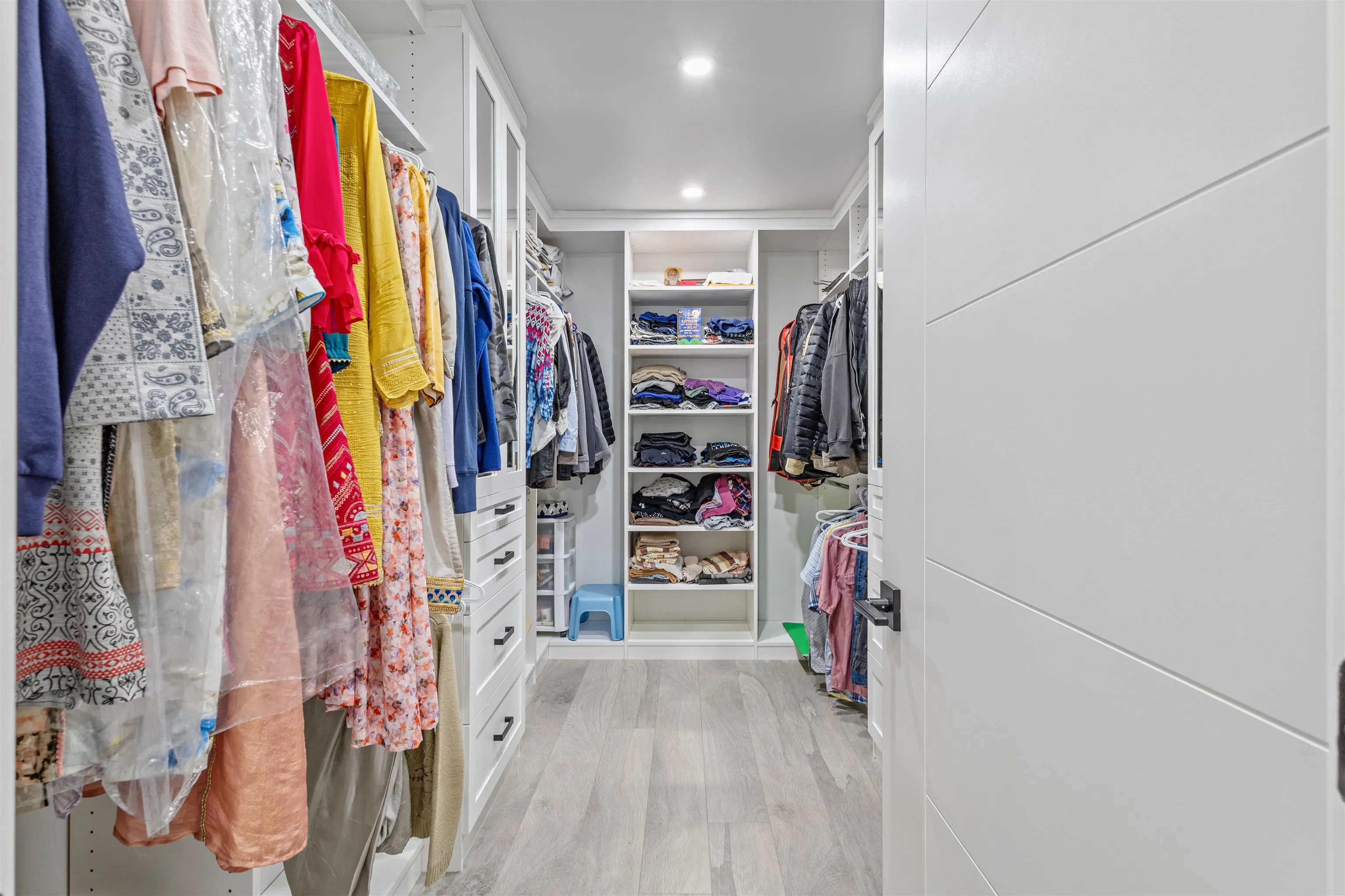 2128 Oakridge Crescent