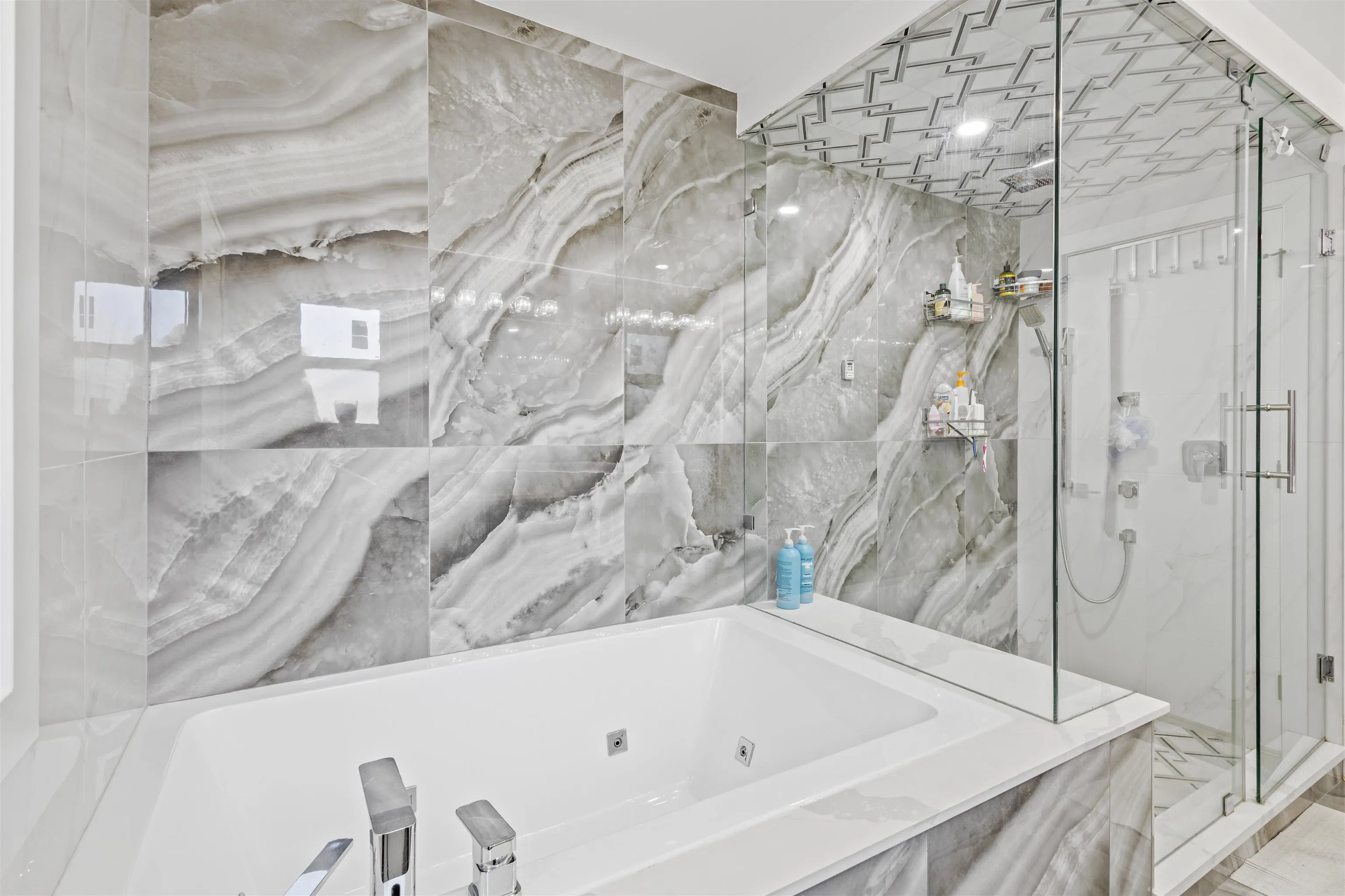 2128 Oakridge Crescent