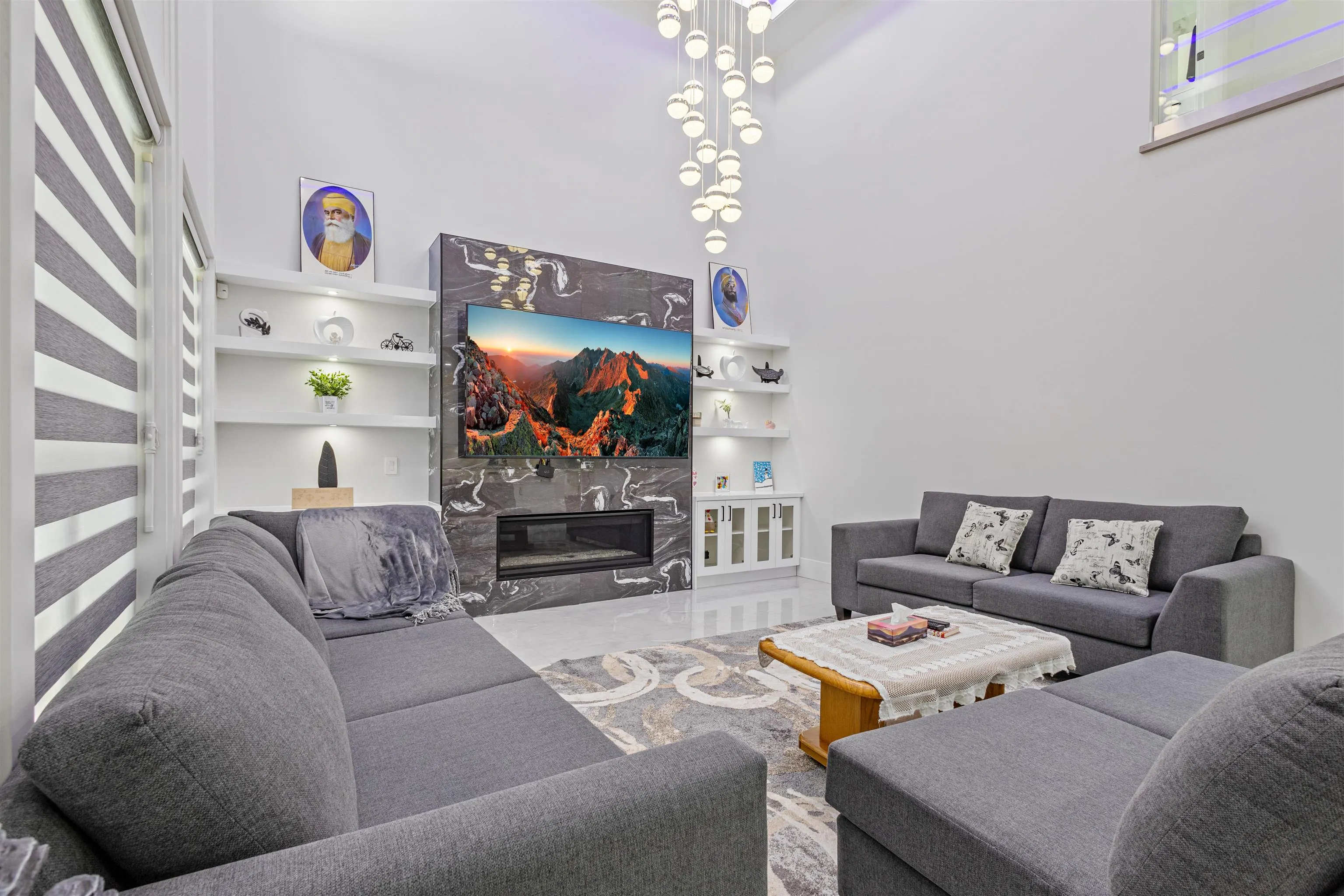 2128 Oakridge Crescent