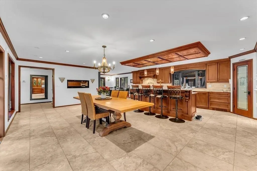 20077 Fernridge Crescent