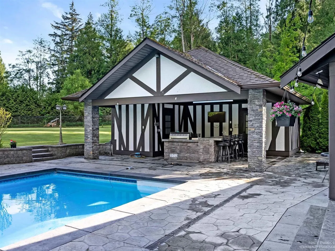 20077 Fernridge Crescent