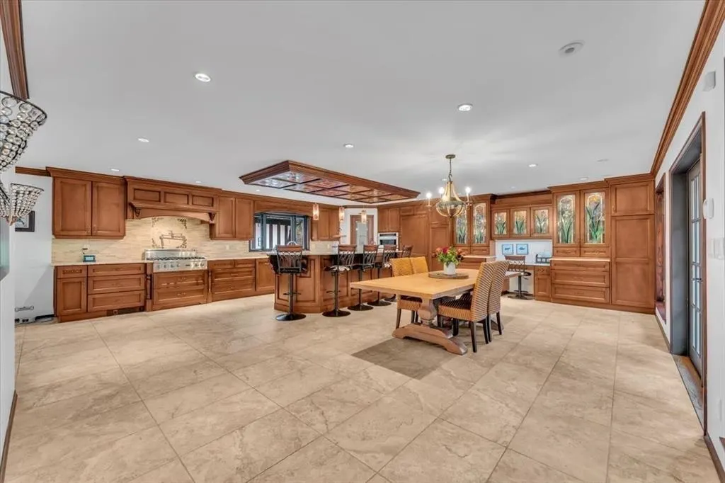 20077 Fernridge Crescent