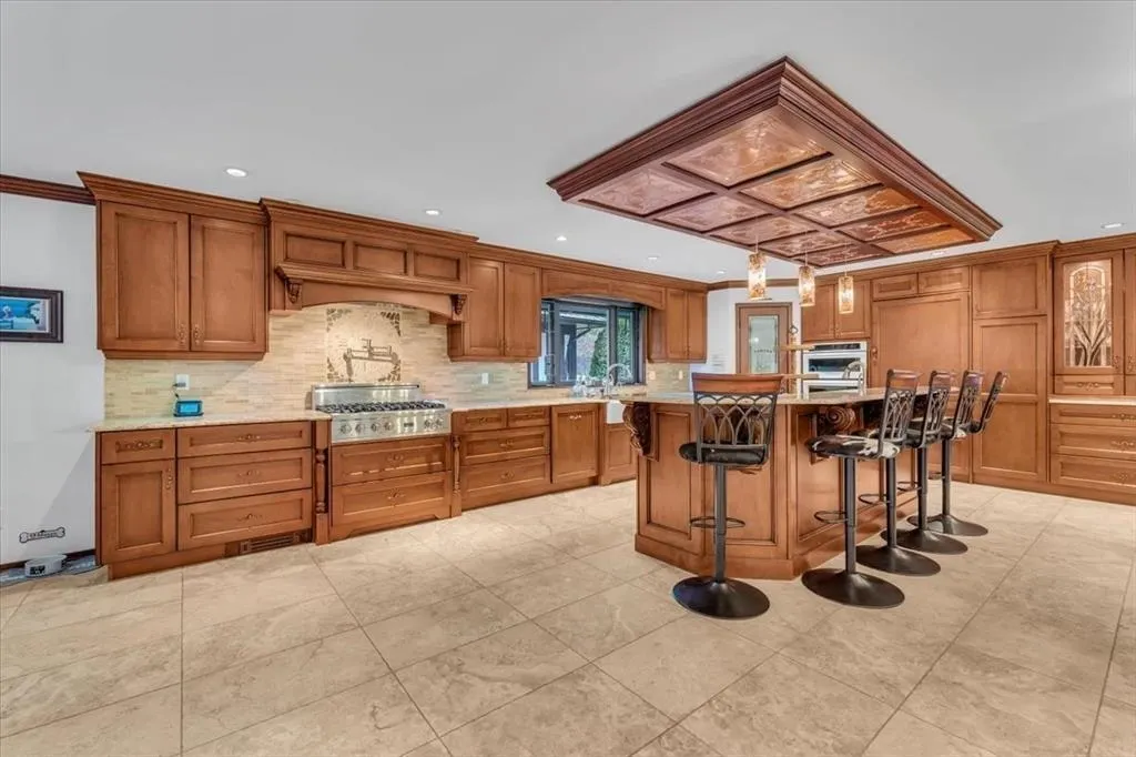 20077 Fernridge Crescent