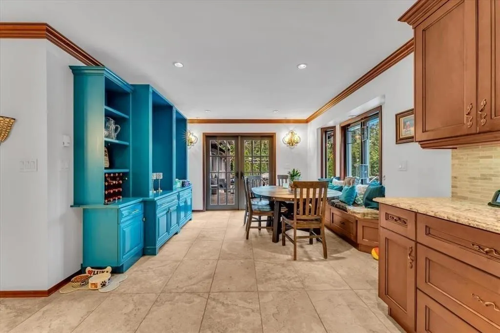 20077 Fernridge Crescent