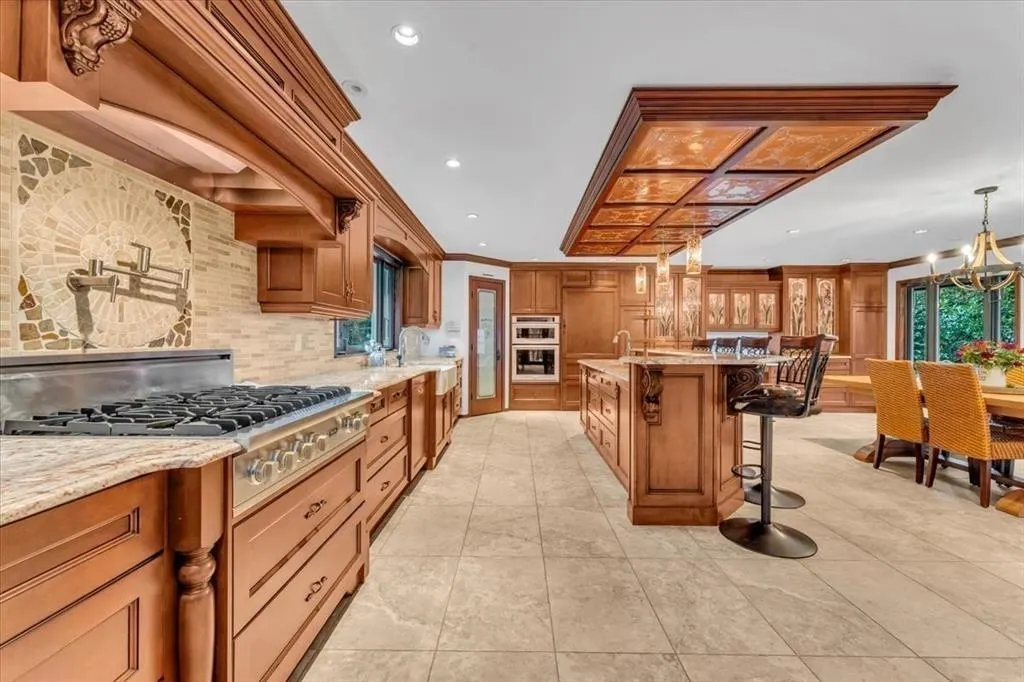20077 Fernridge Crescent