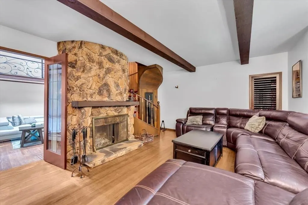 20077 Fernridge Crescent