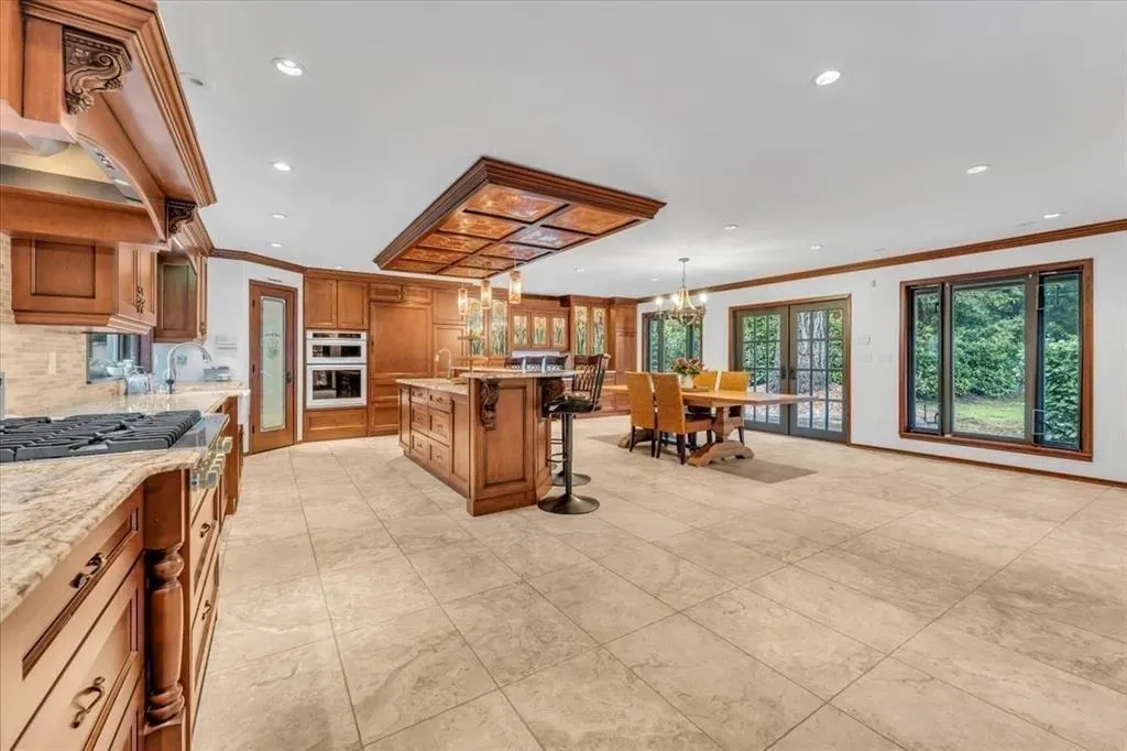 20077 Fernridge Crescent