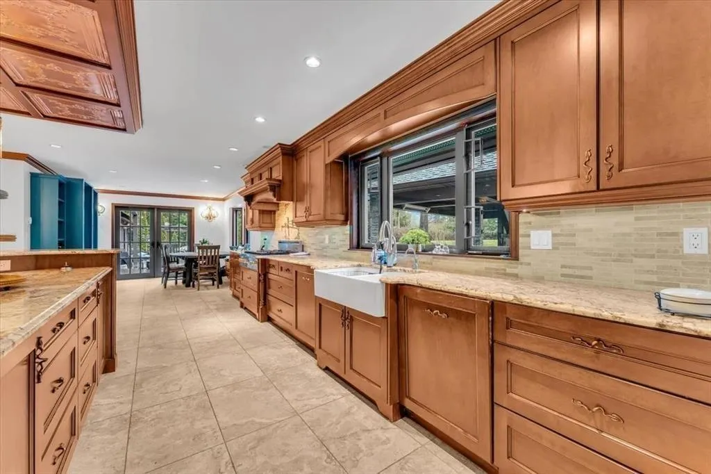 20077 Fernridge Crescent