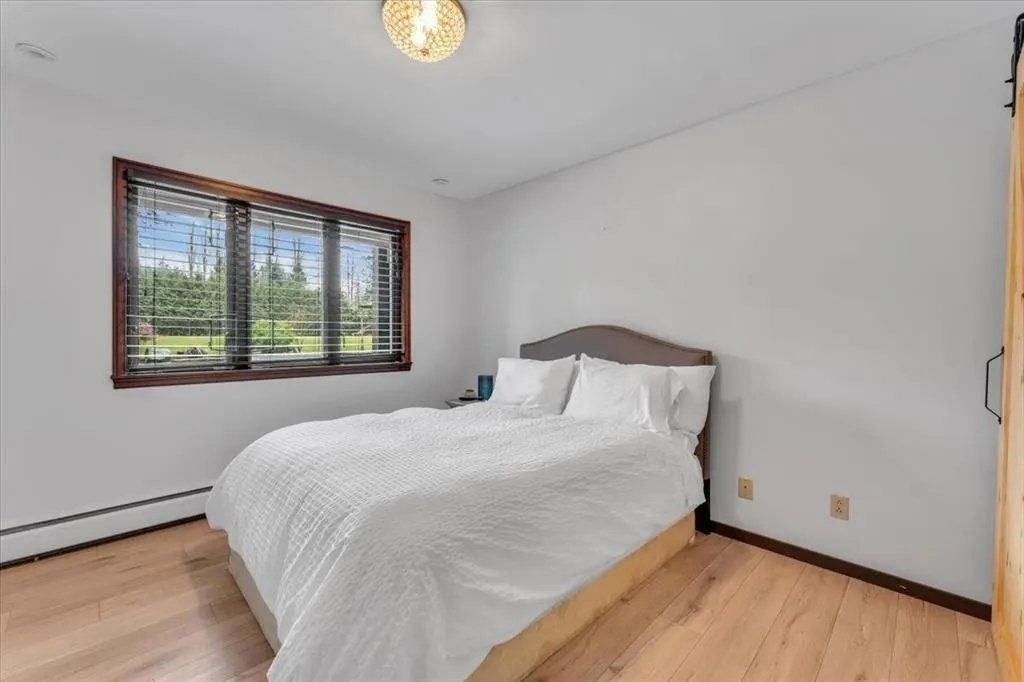 20077 Fernridge Crescent
