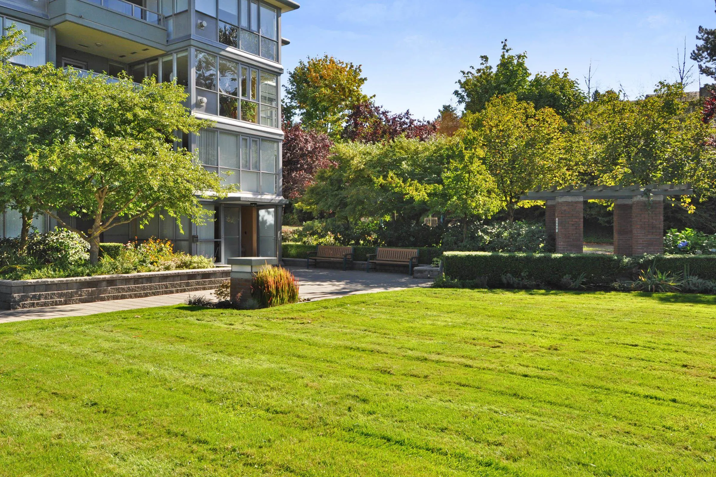 1706 235 Guildford Way