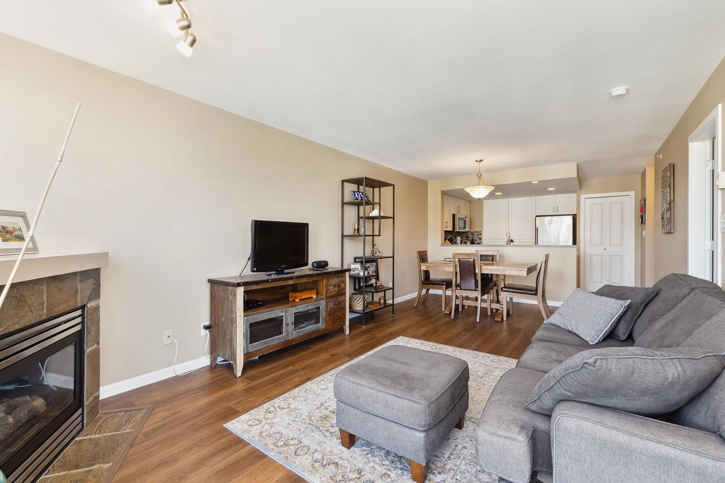 1706 235 Guildford Way