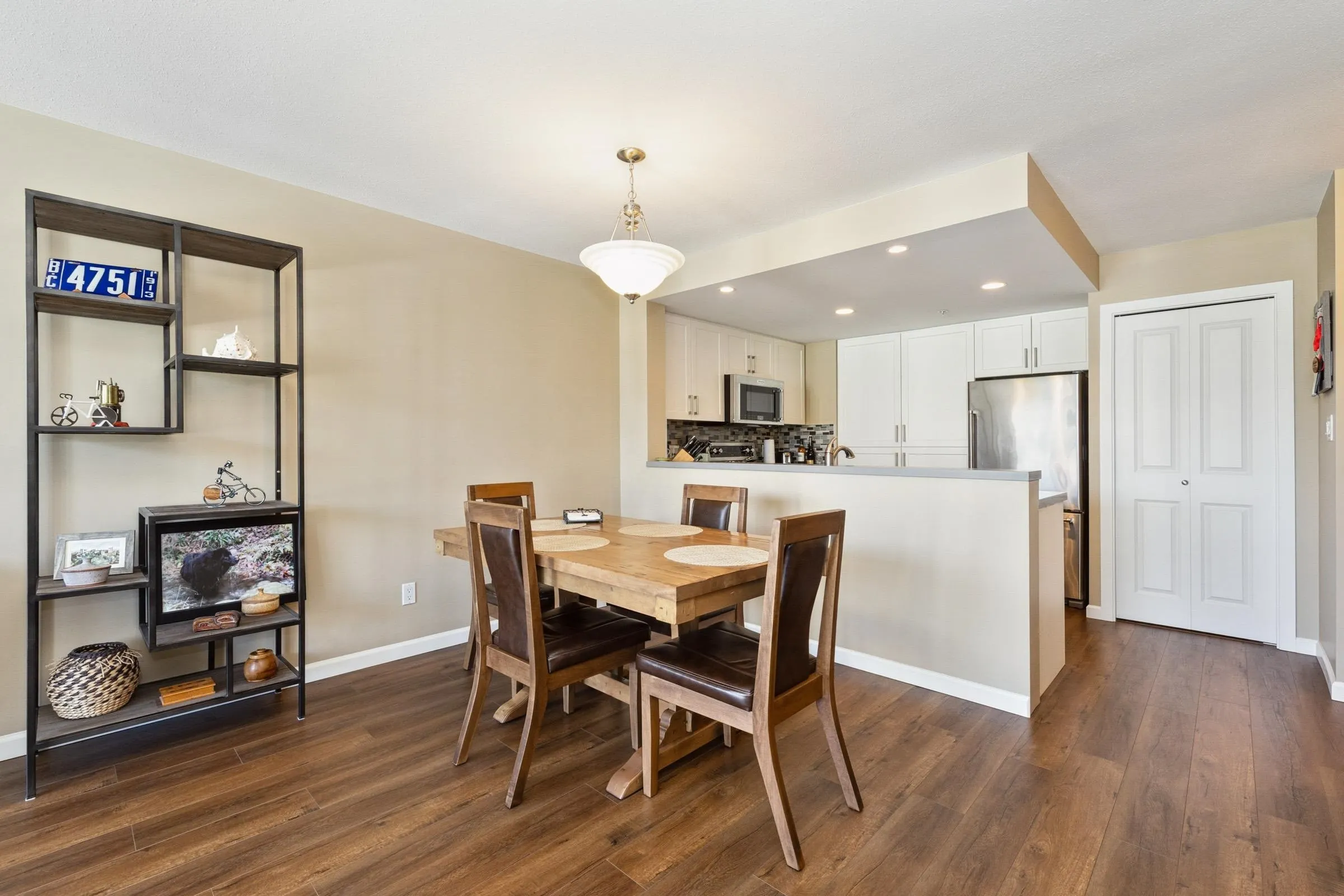 1706 235 Guildford Way