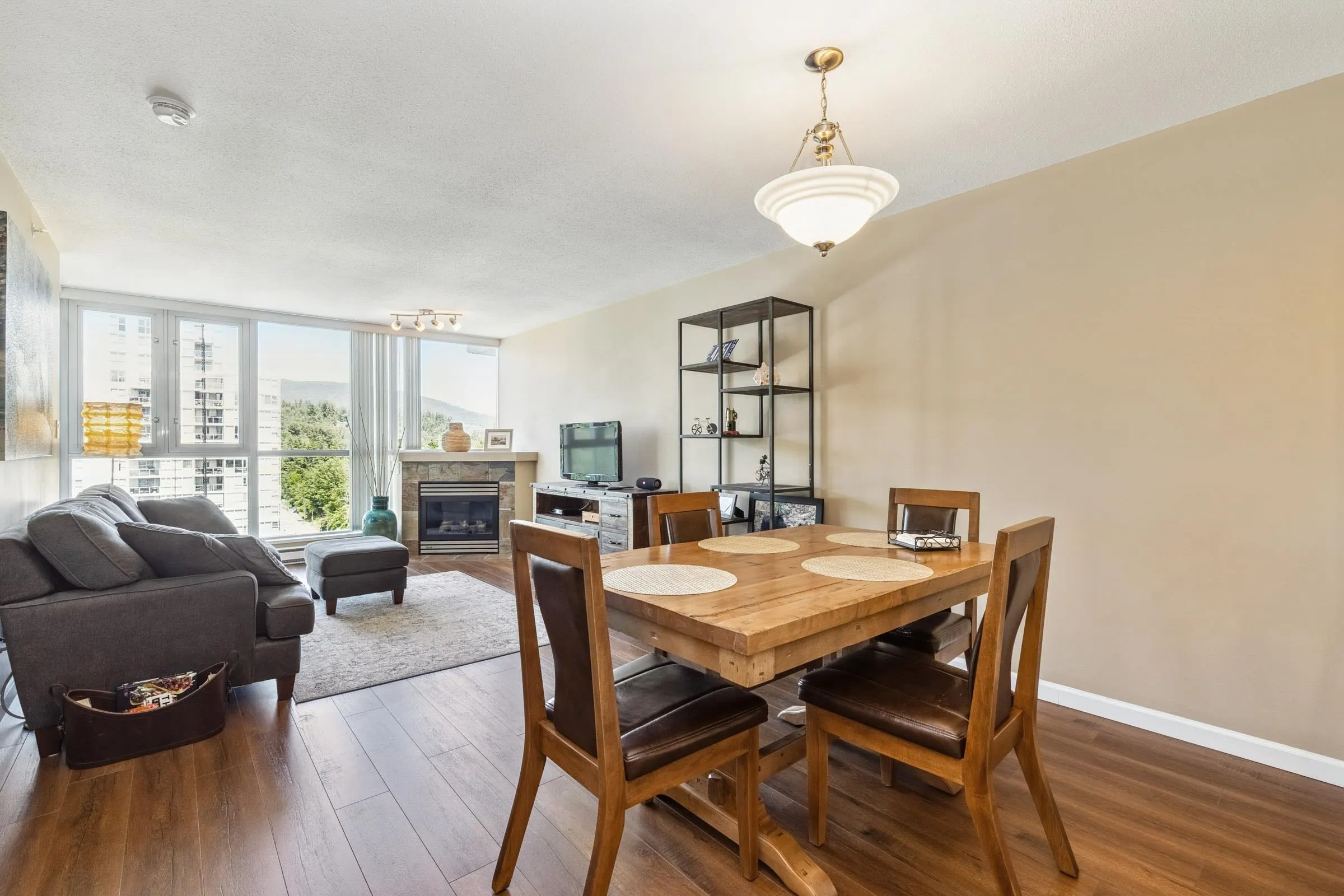 1706 235 Guildford Way