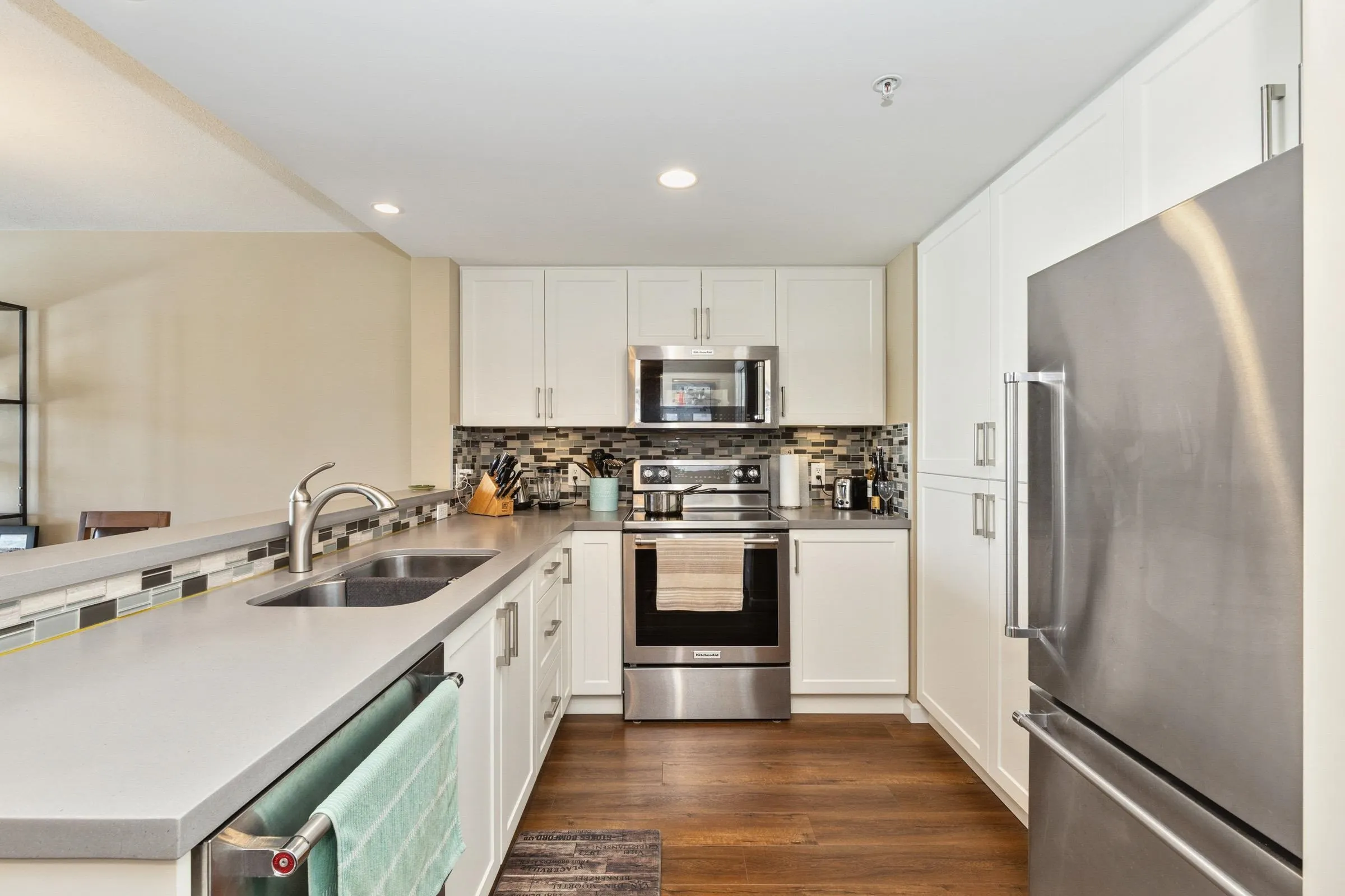 1706 235 Guildford Way
