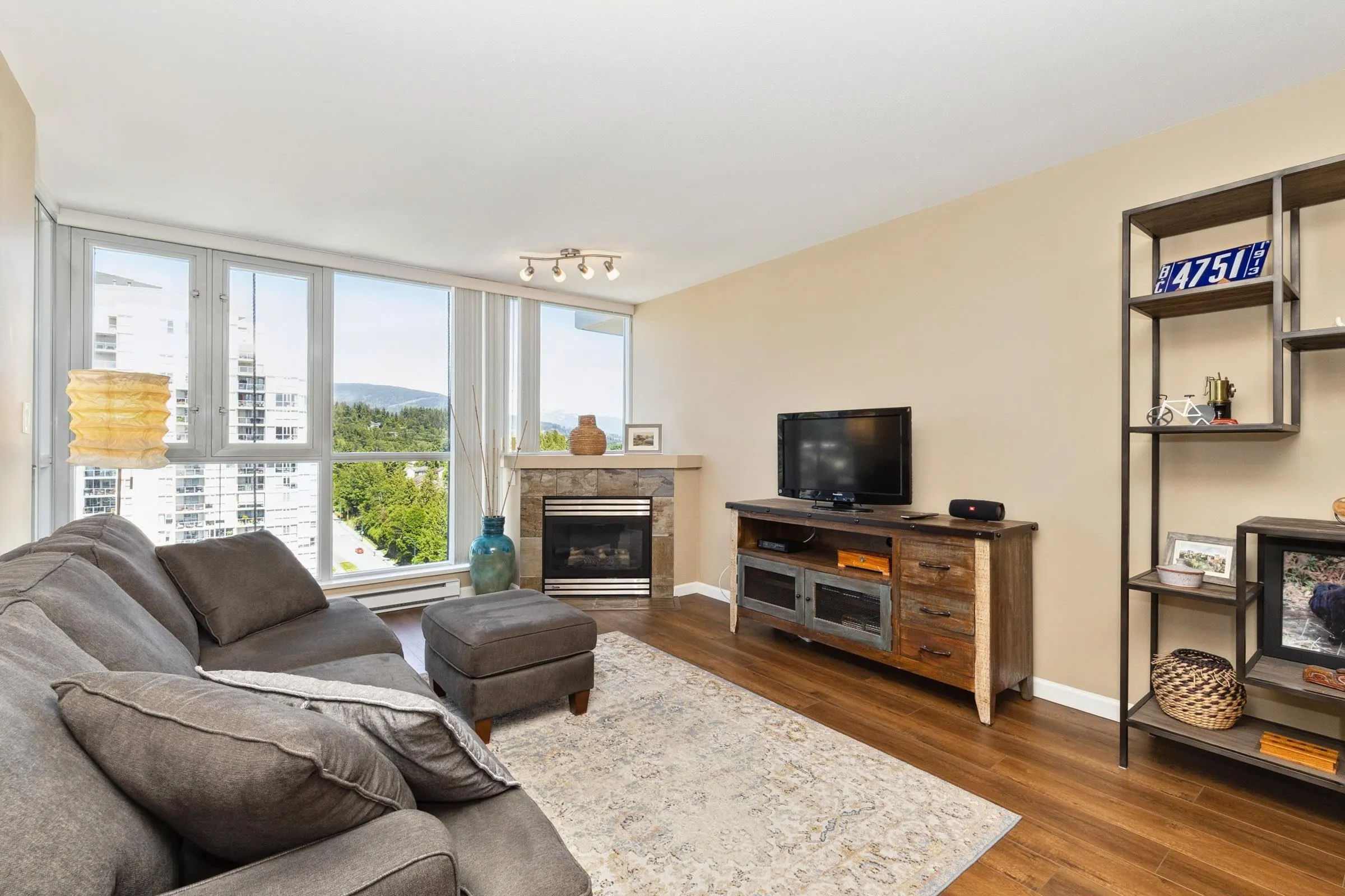 1706 235 Guildford Way