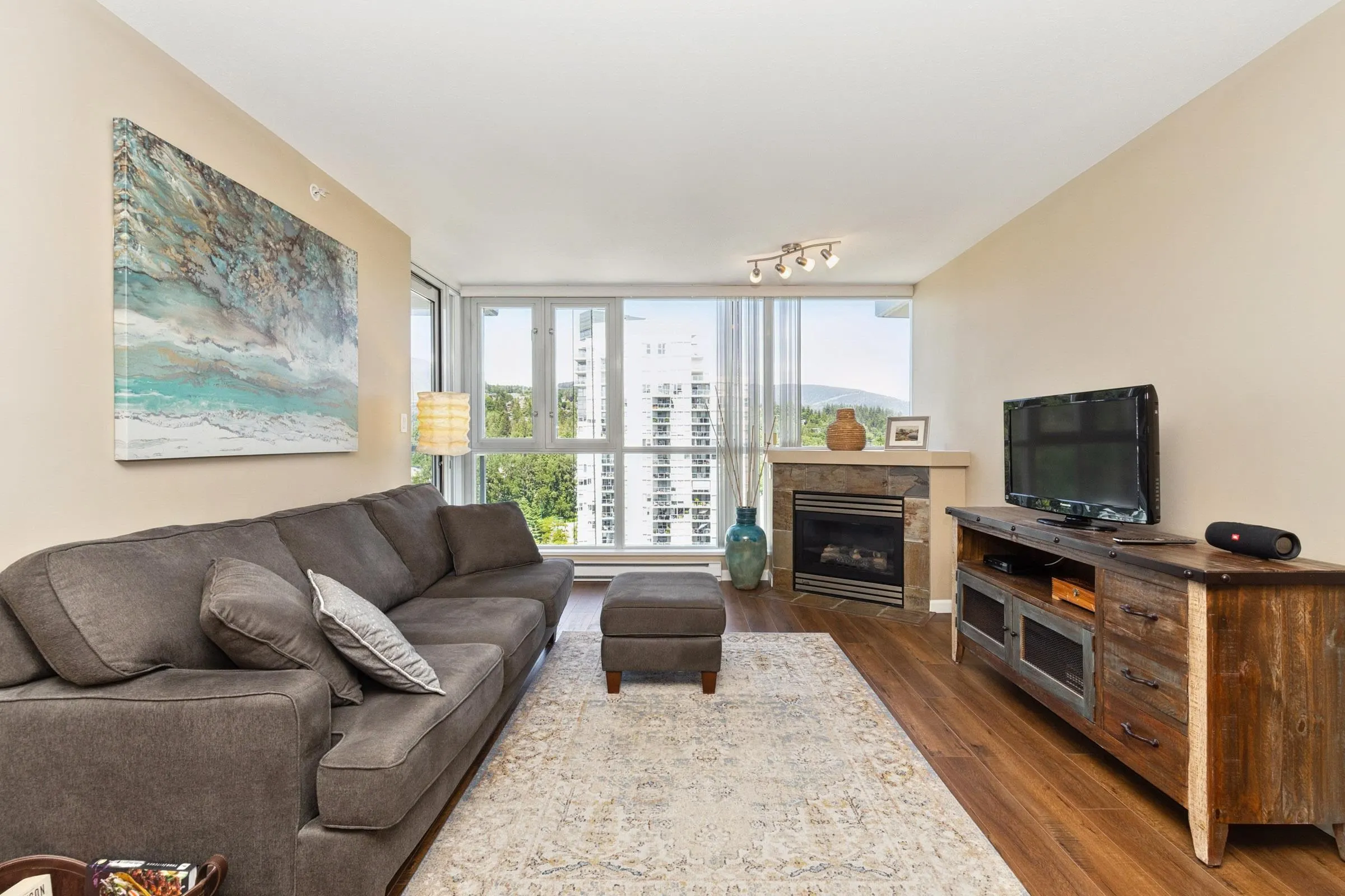 1706 235 Guildford Way