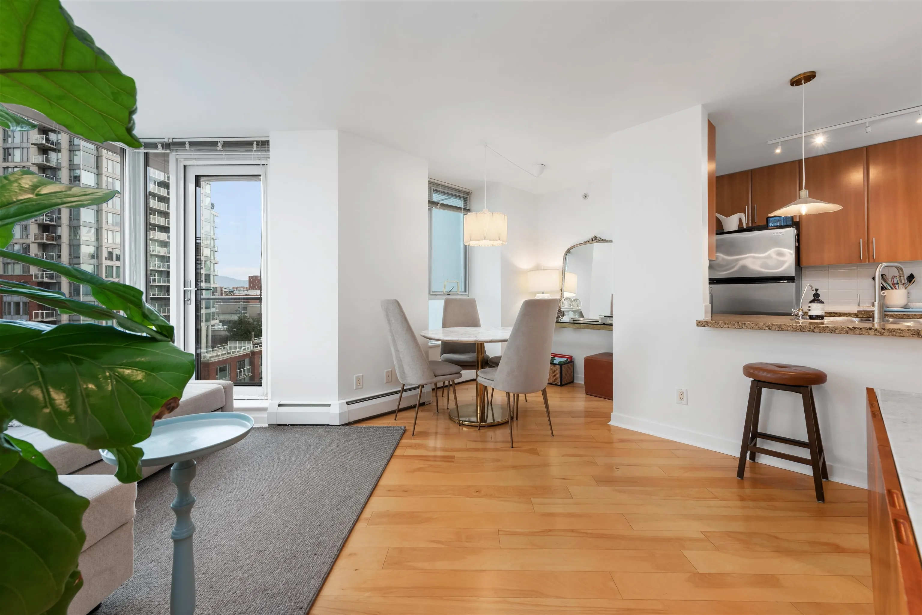 707 58 Keefer Place