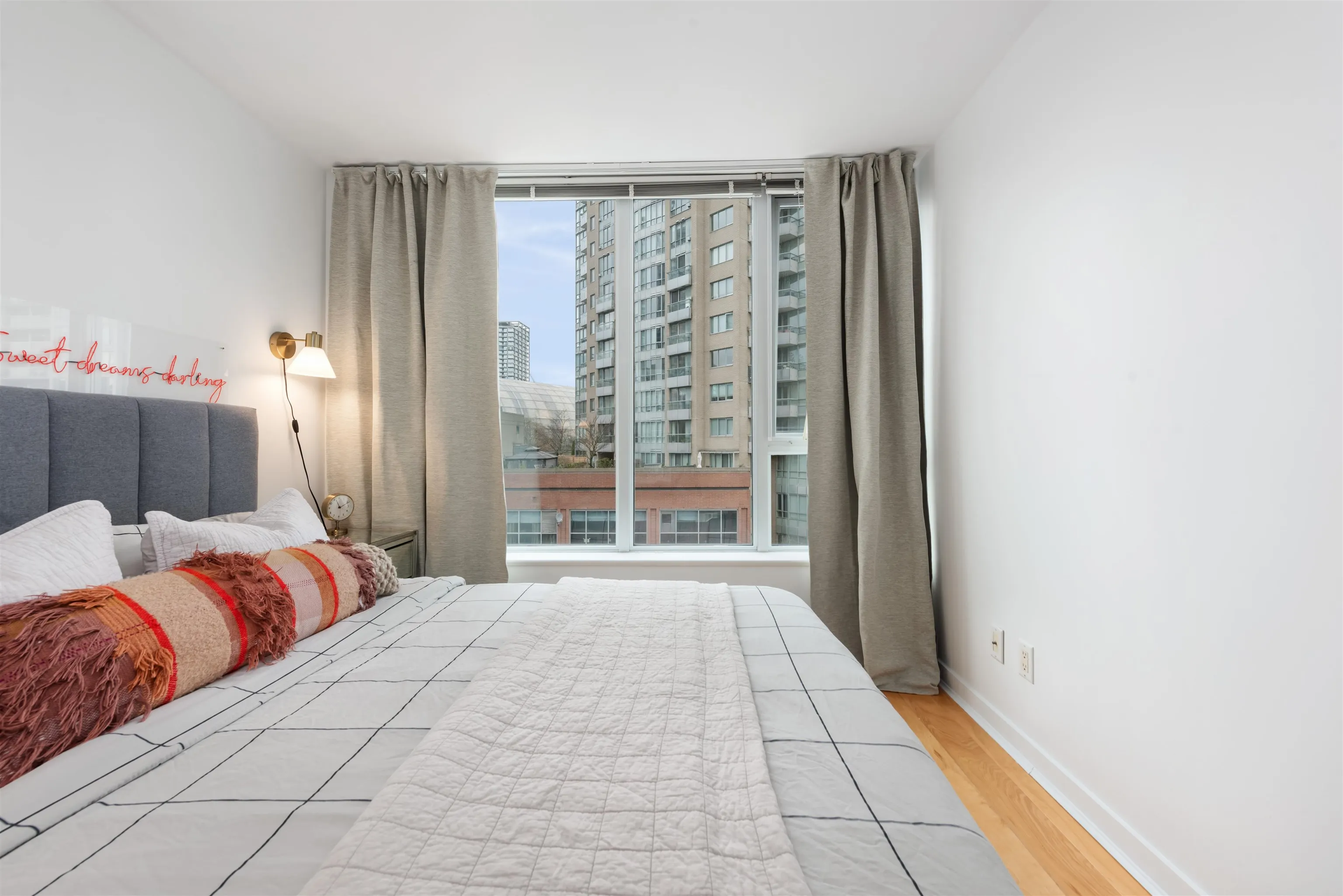 707 58 Keefer Place