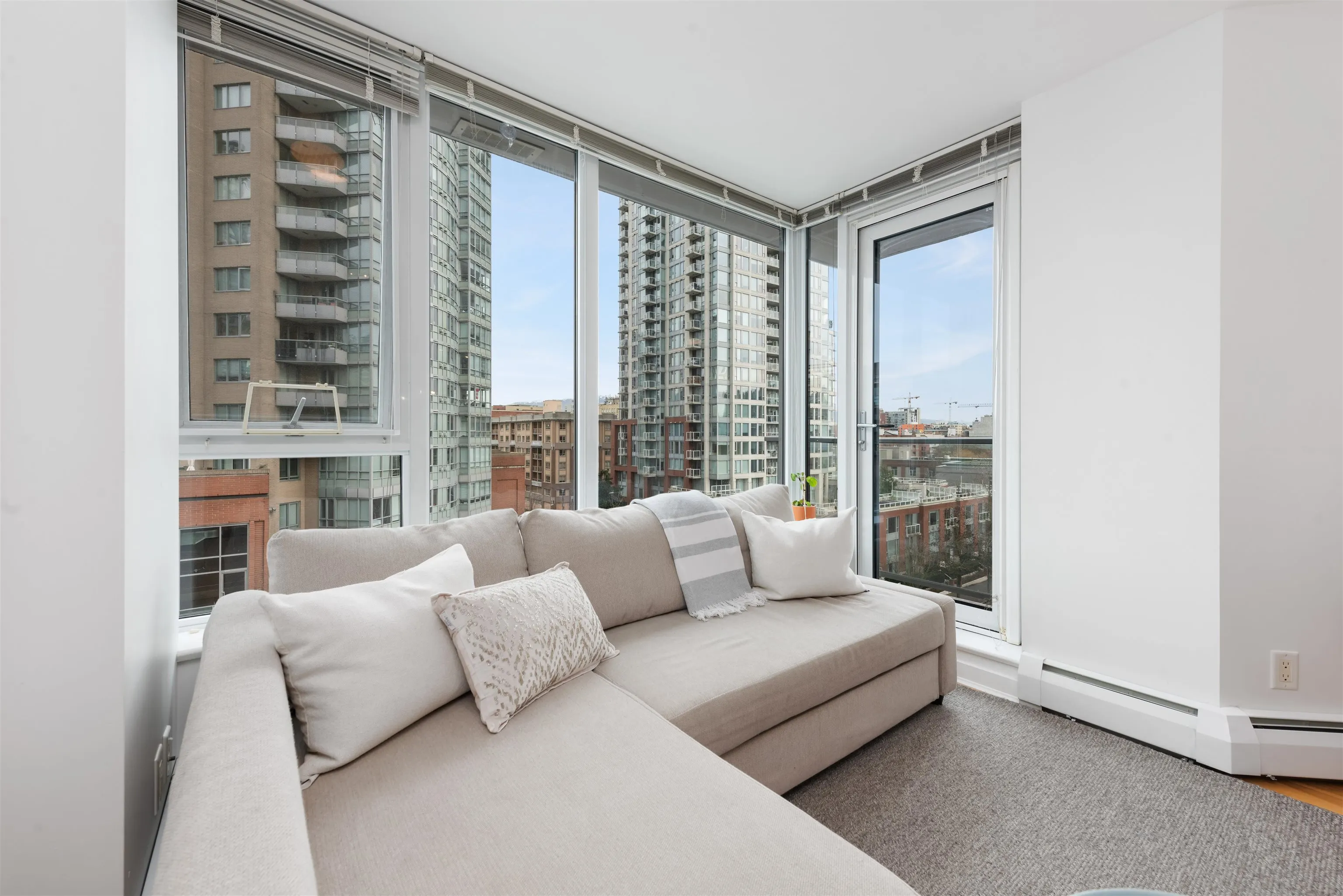 707 58 Keefer Place