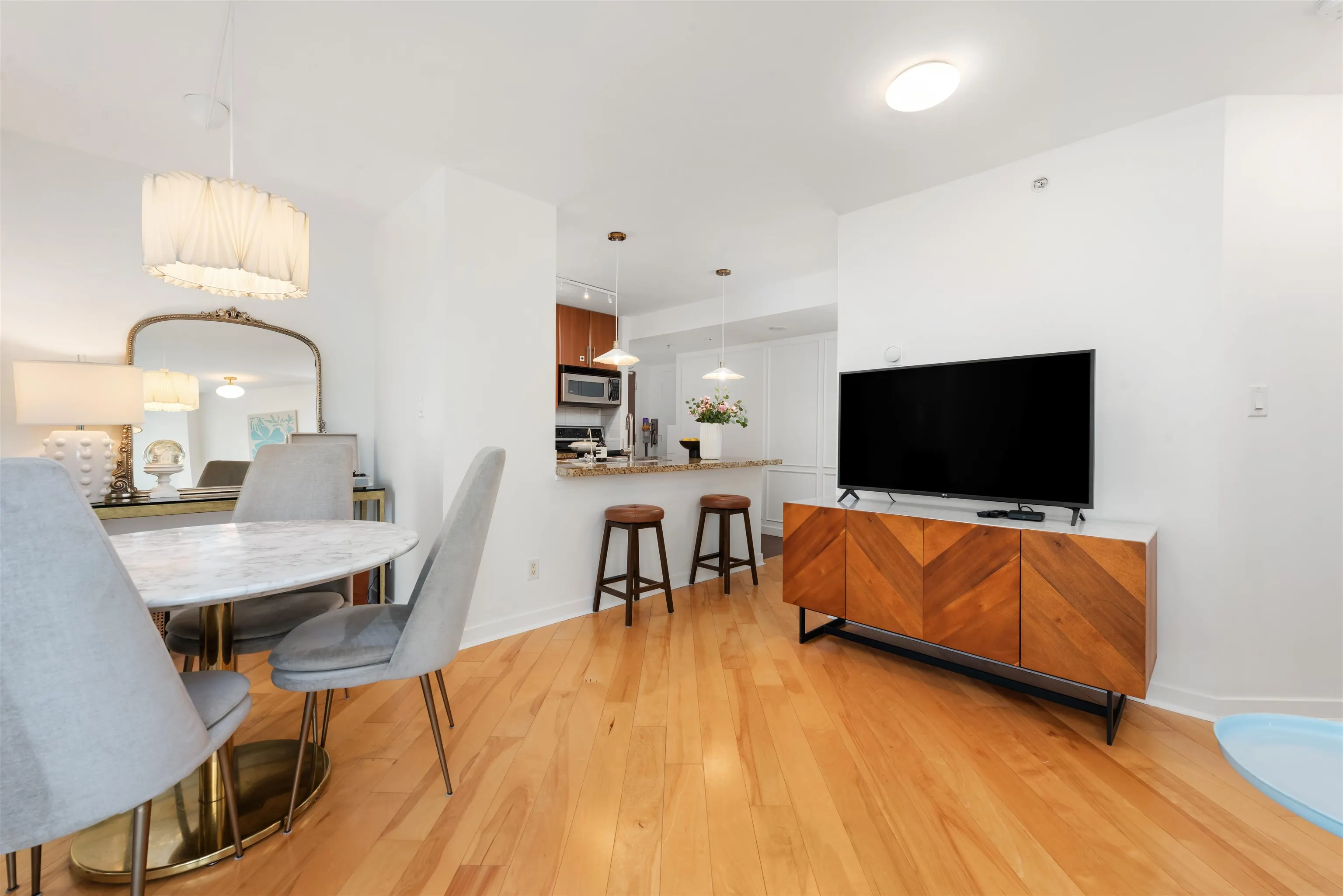 707 58 Keefer Place