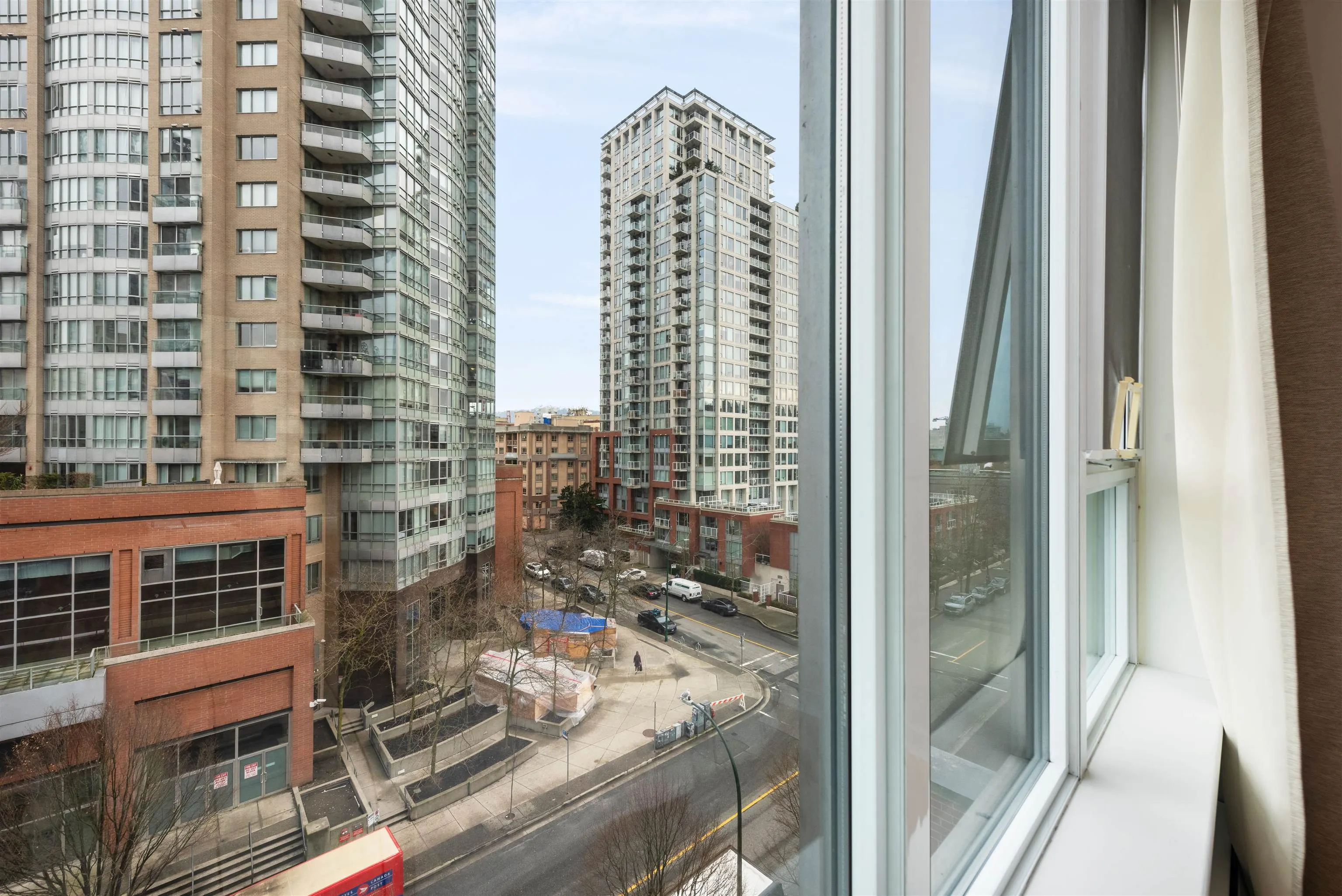 707 58 Keefer Place