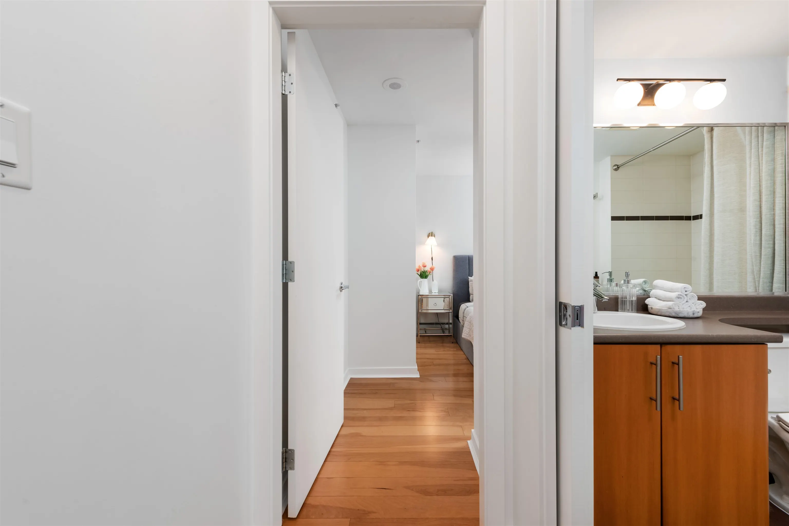 707 58 Keefer Place