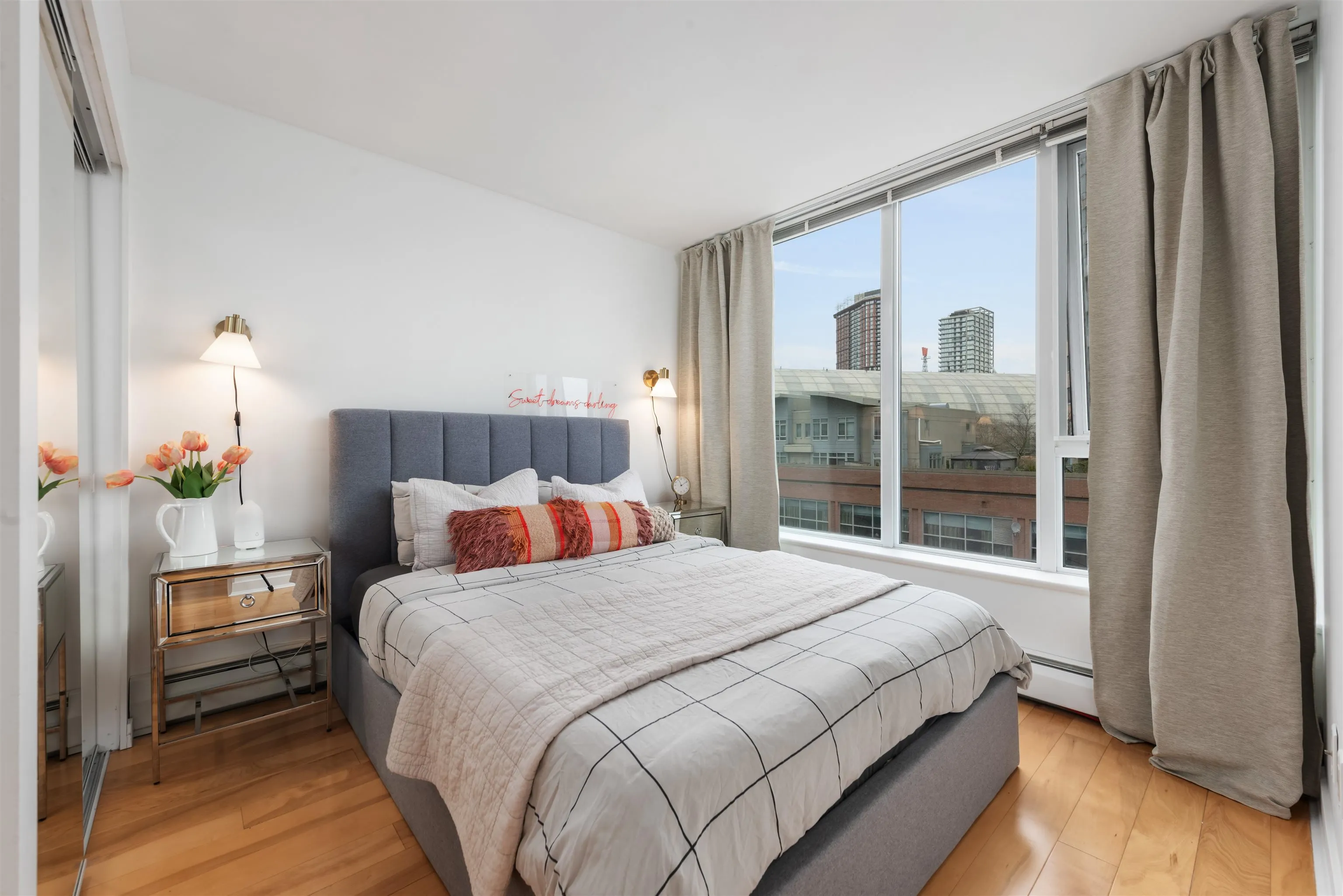 707 58 Keefer Place