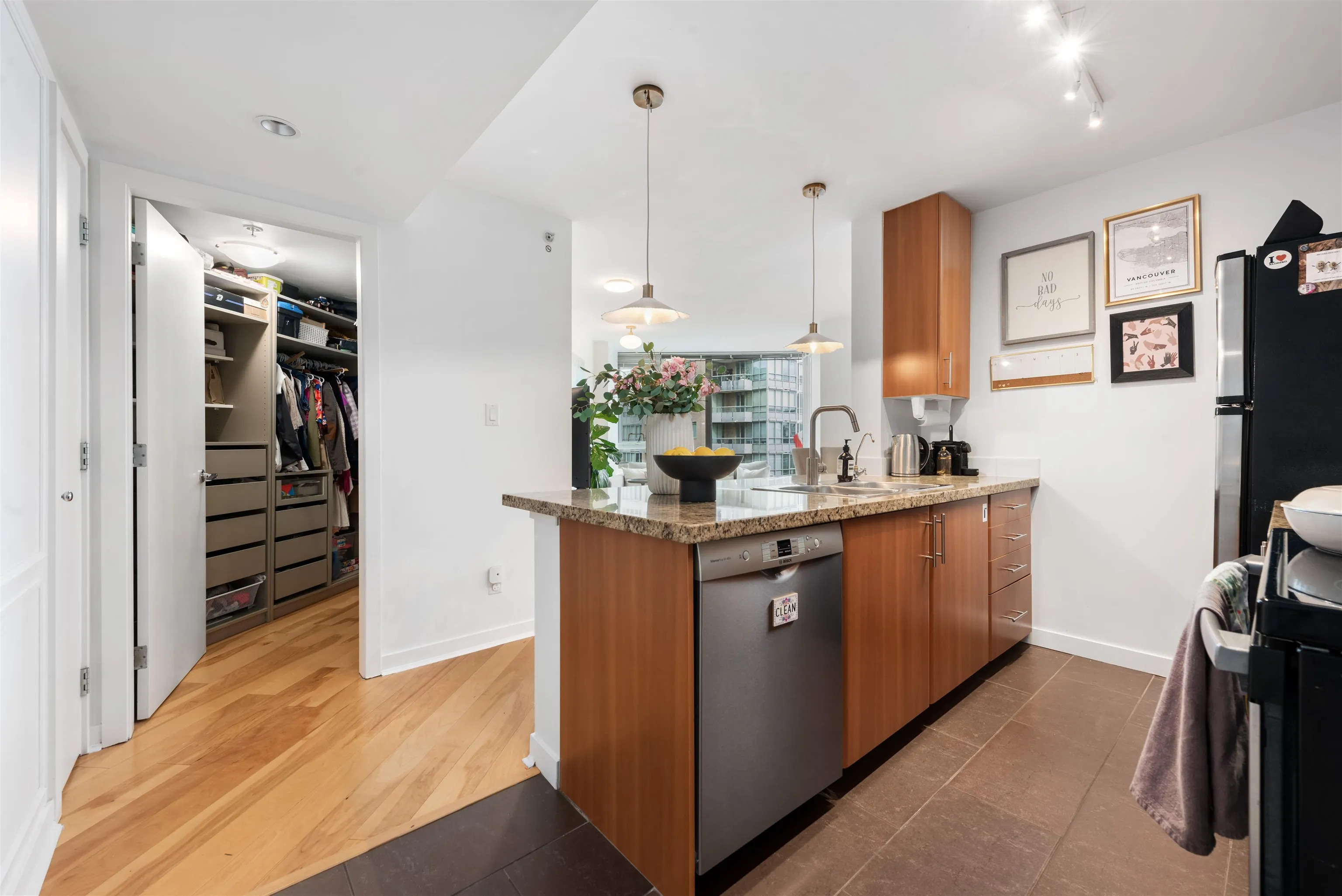 707 58 Keefer Place