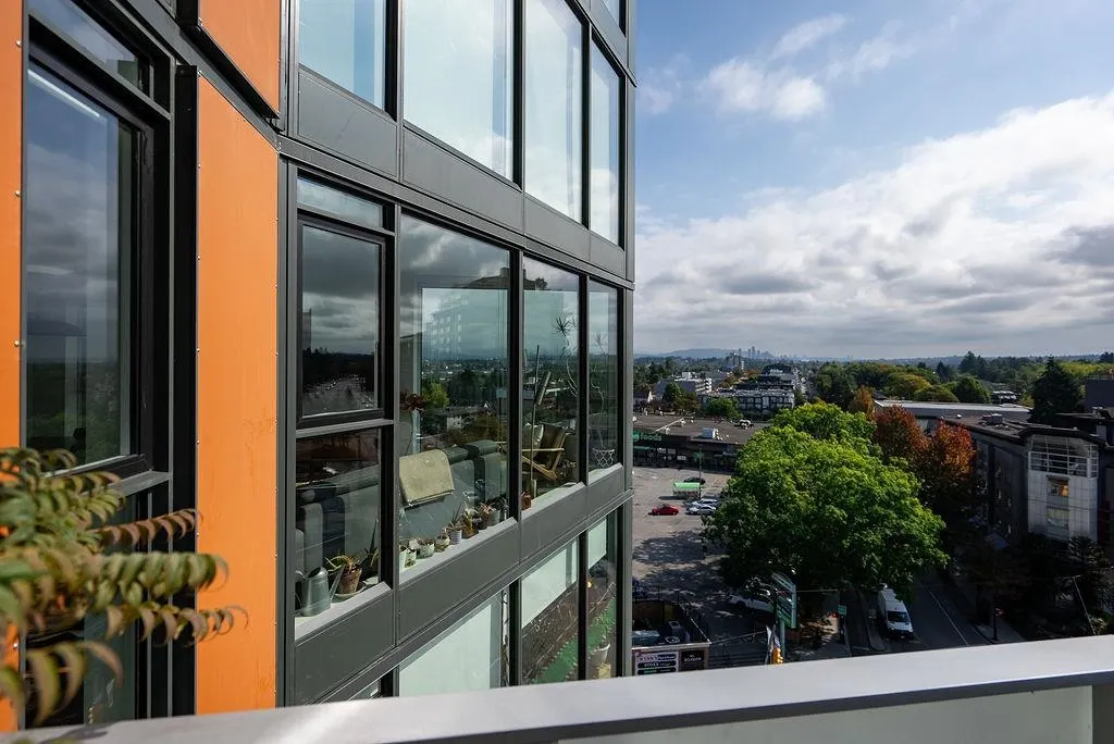 905 285 E 10th Avenue