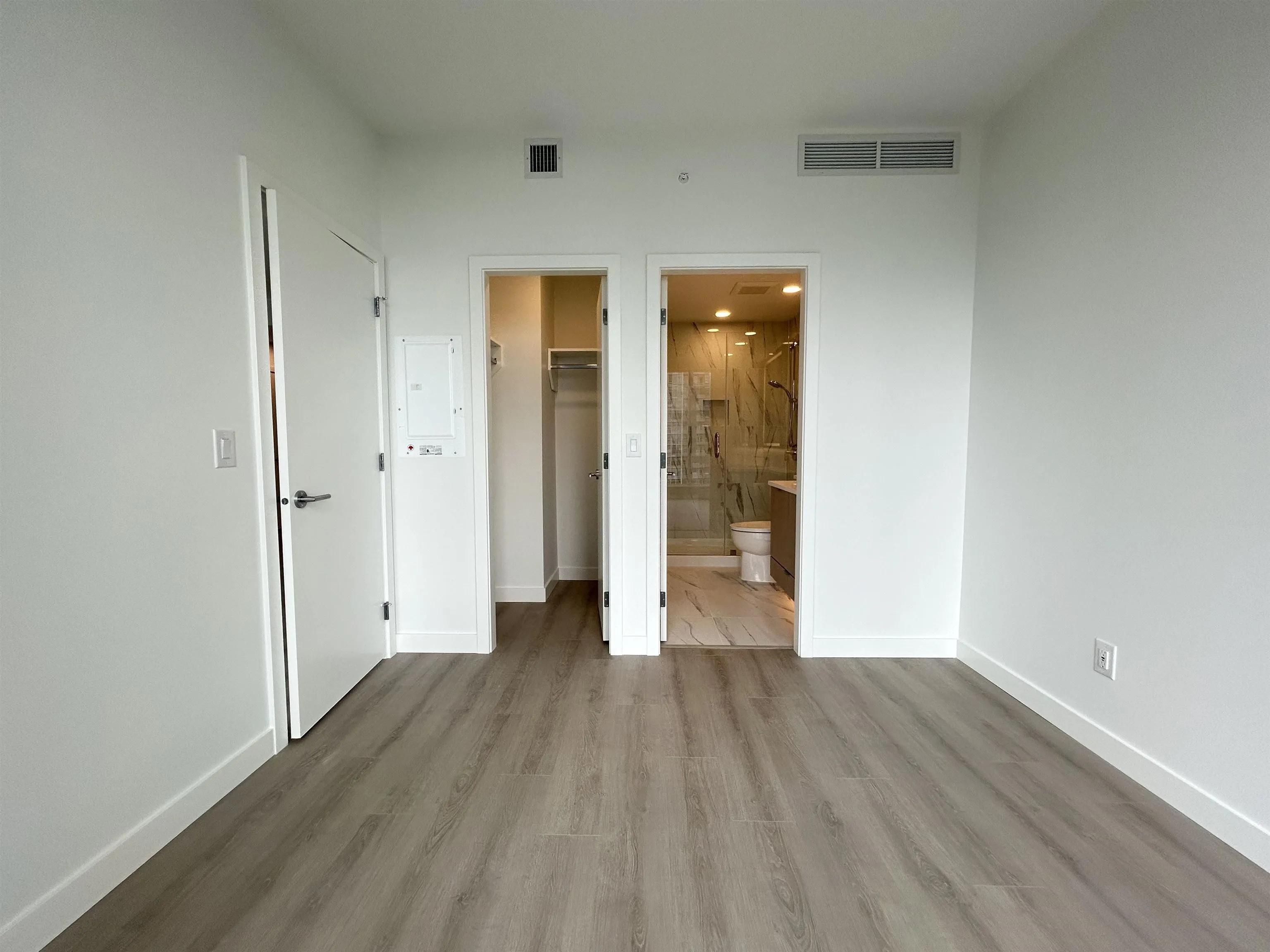 1607 4988 Bennett Street