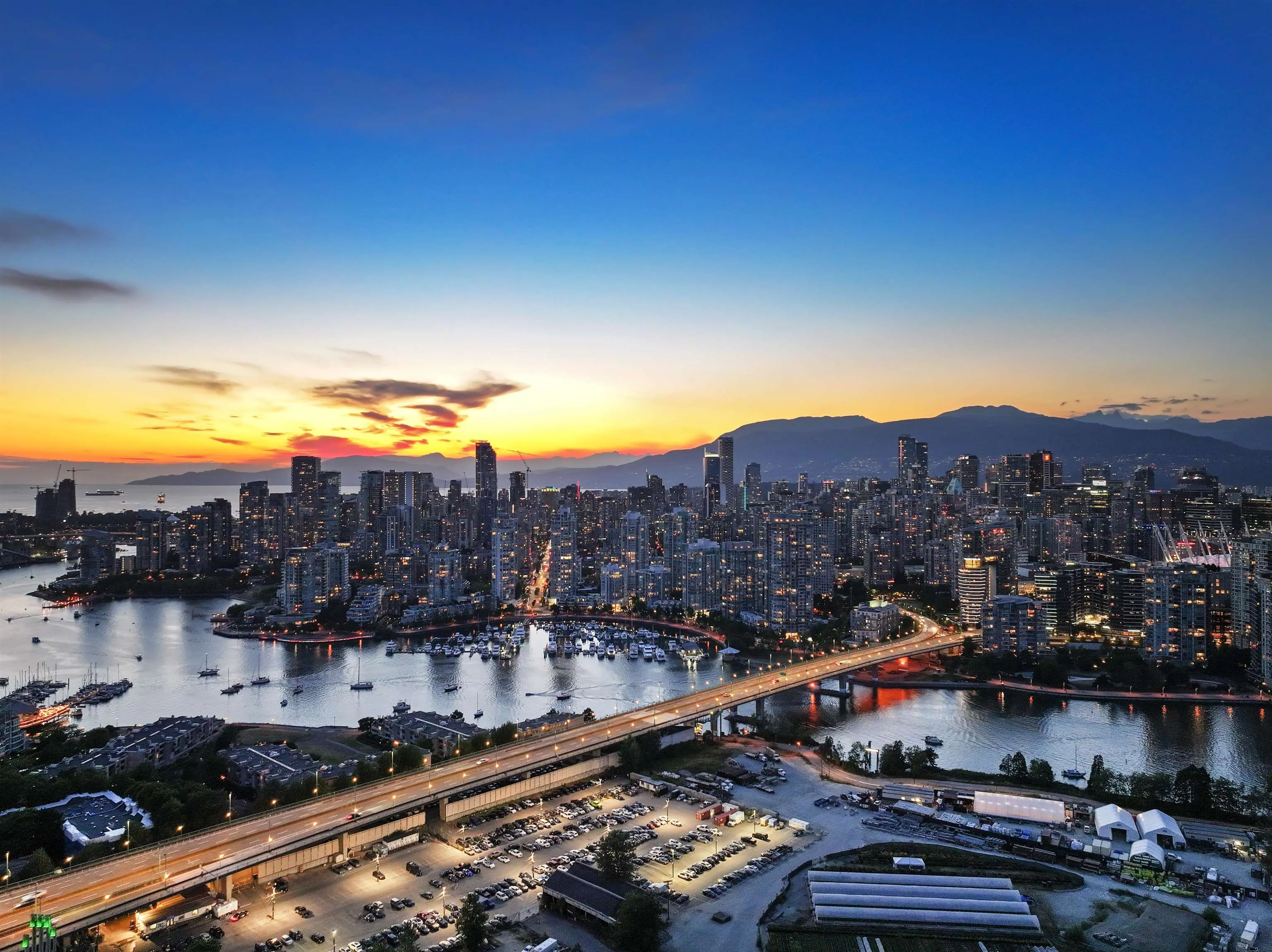 1004 1887 Crowe Street