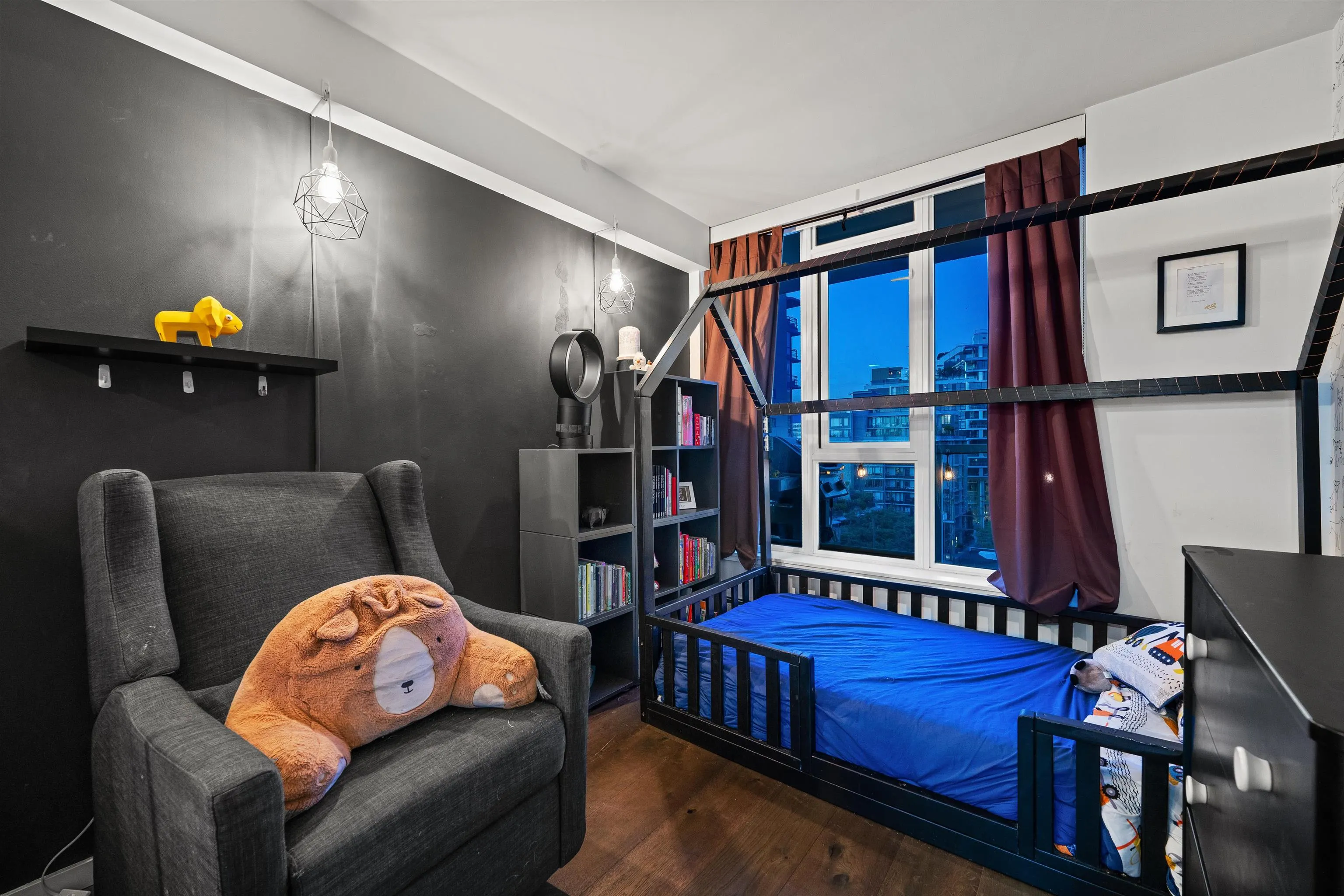 1004 1887 Crowe Street