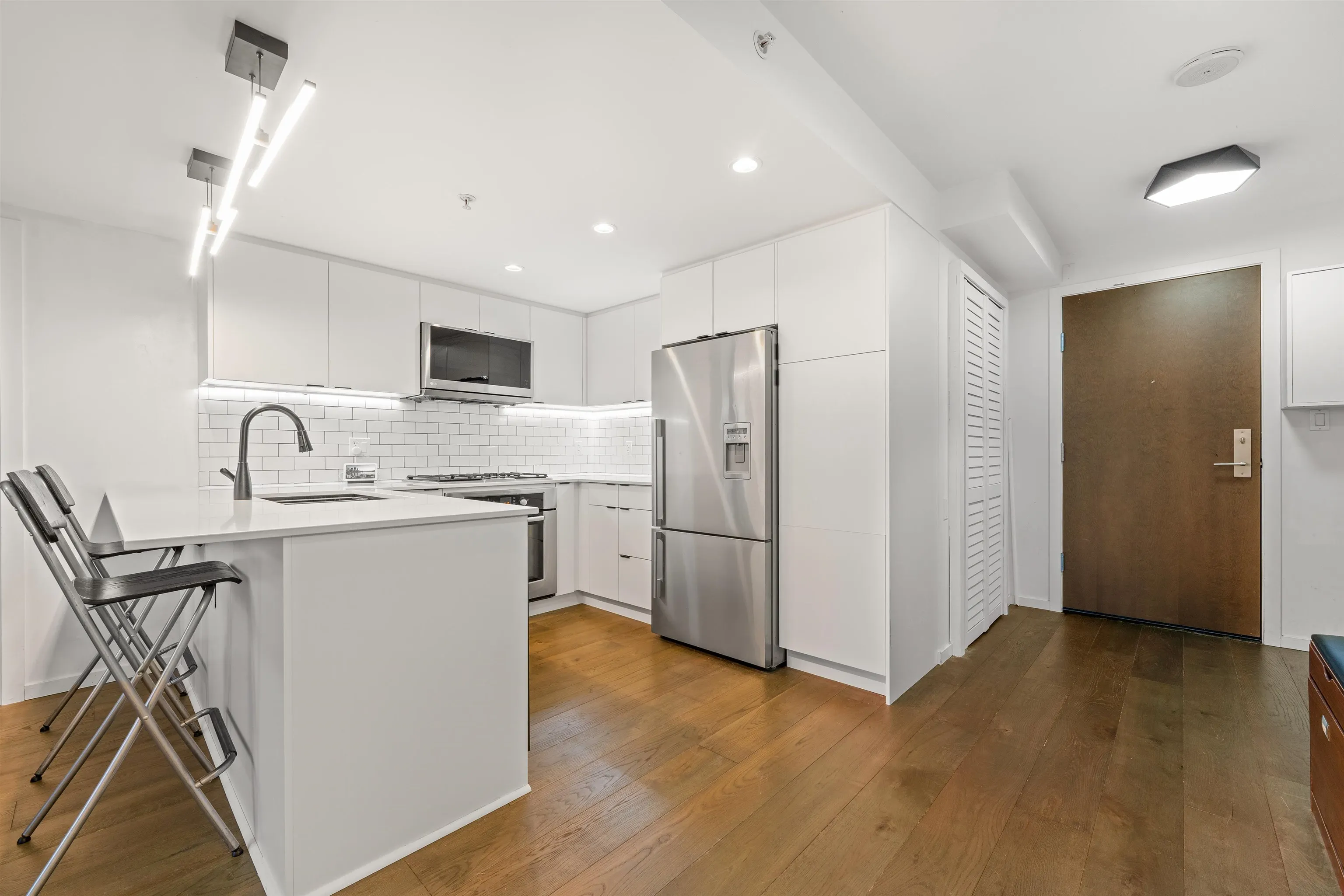 1004 1887 Crowe Street