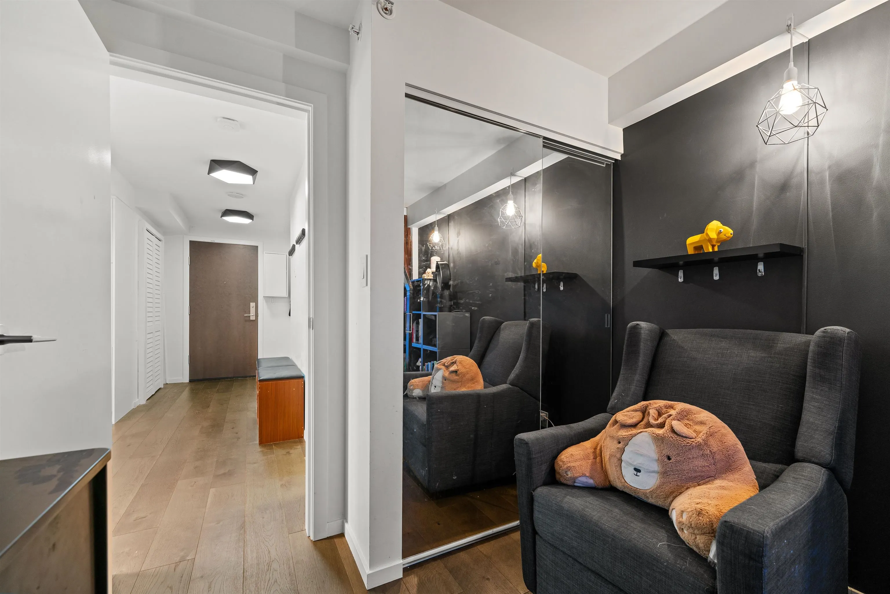 1004 1887 Crowe Street