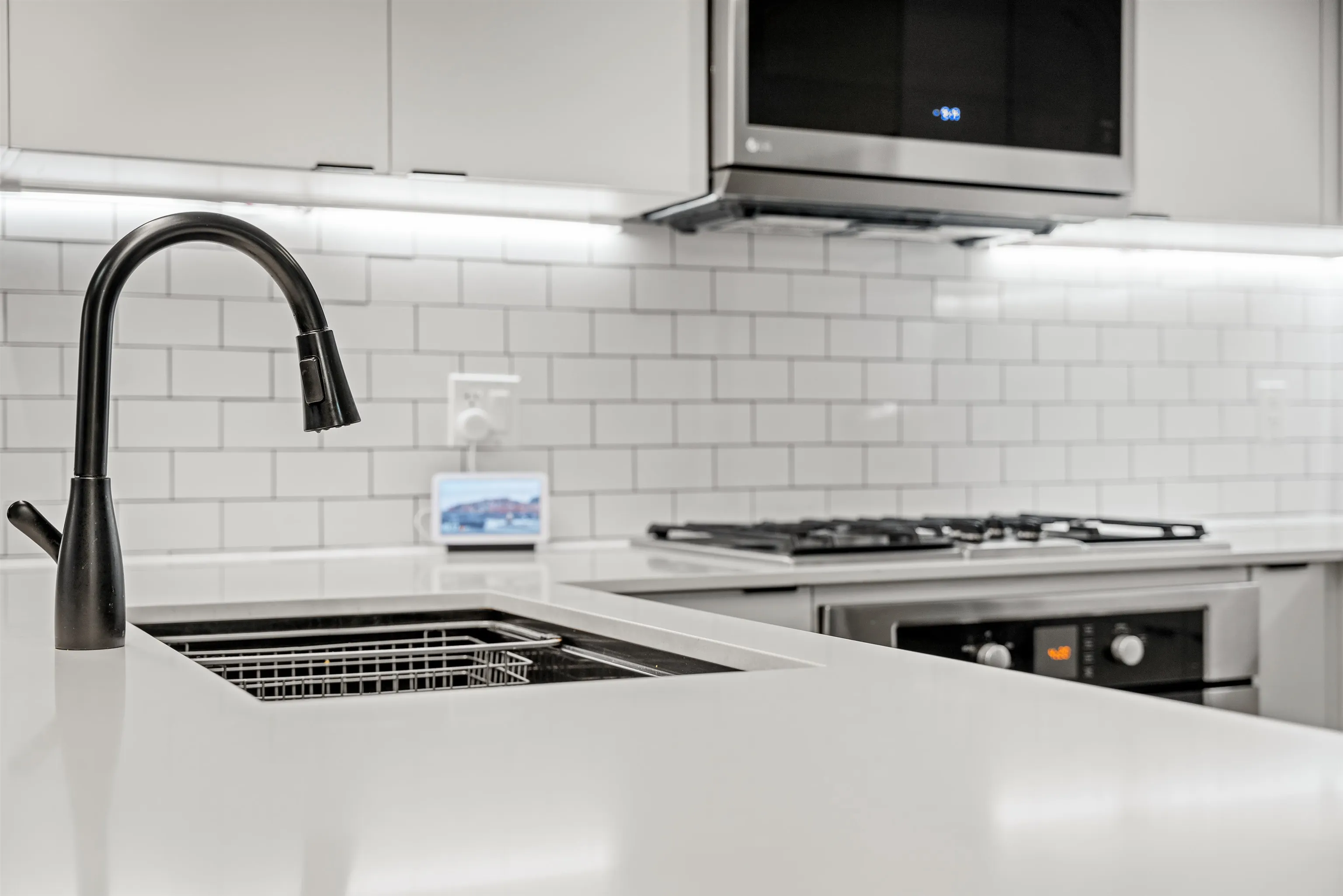 1004 1887 Crowe Street