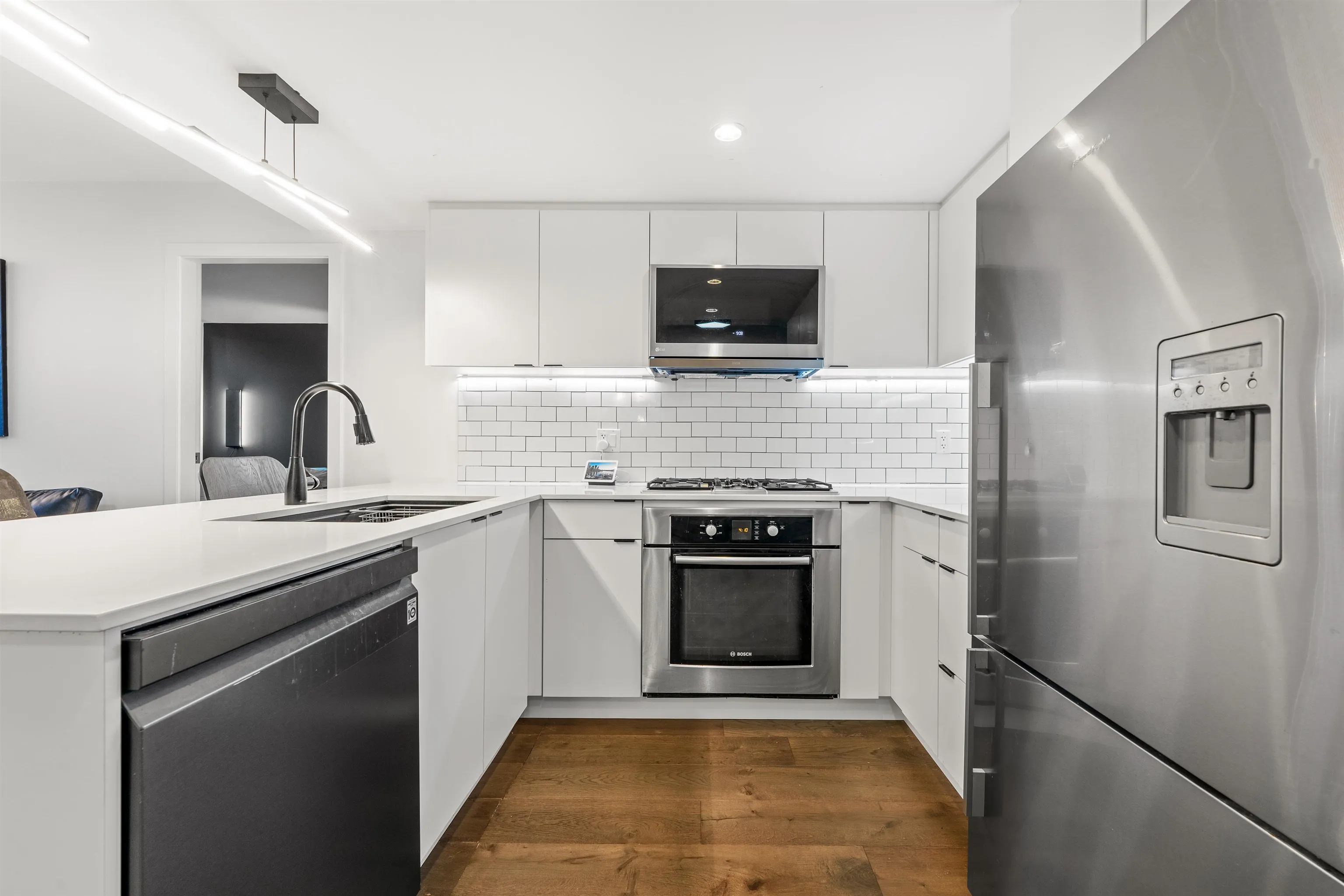 1004 1887 Crowe Street