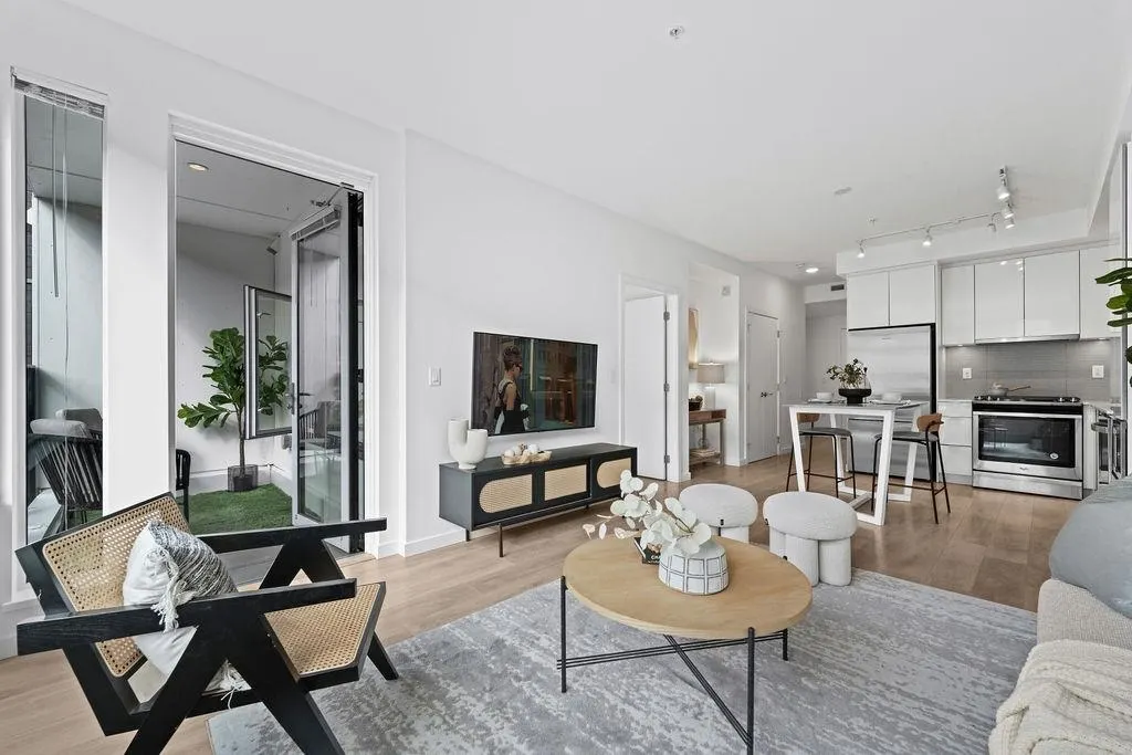 206 725 Marine Drive
