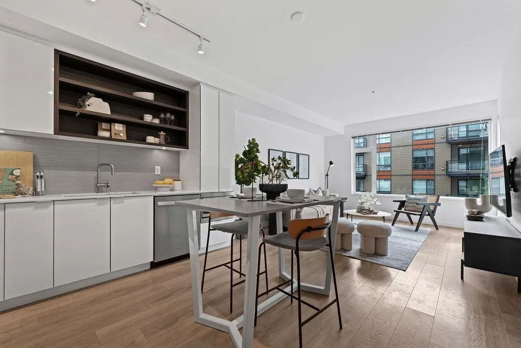 206 725 Marine Drive