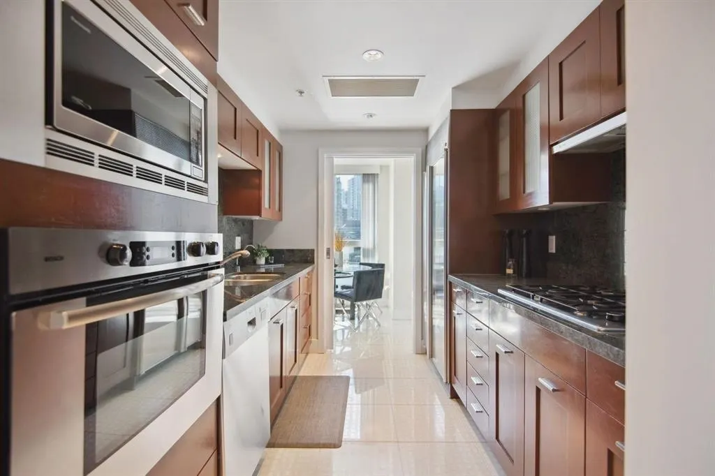 1402 499 Broughton Street