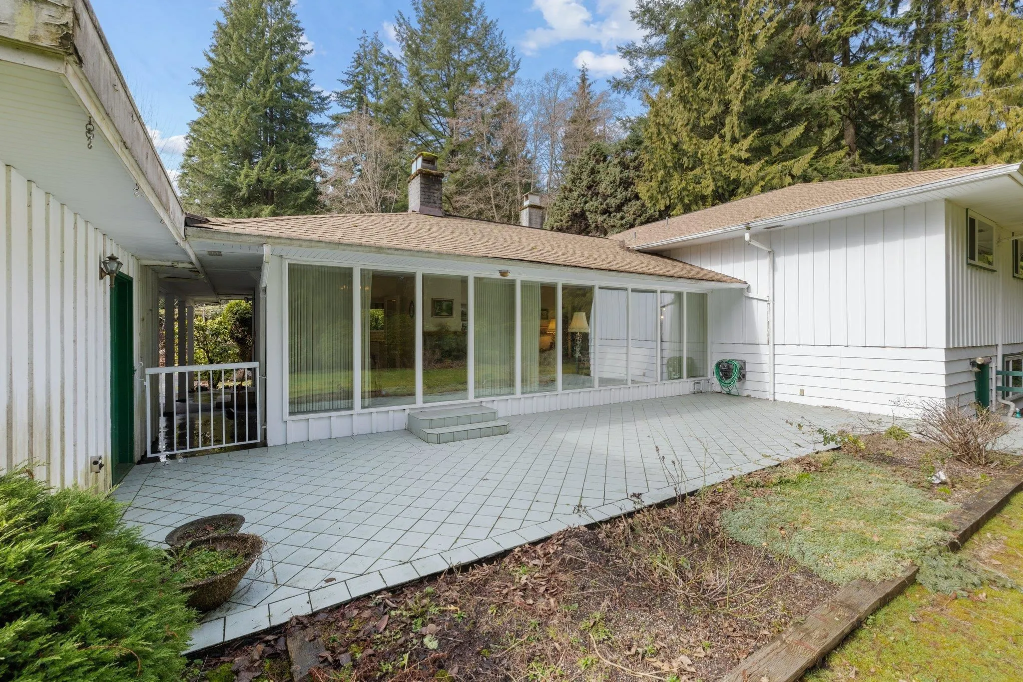 350 St James Crescent