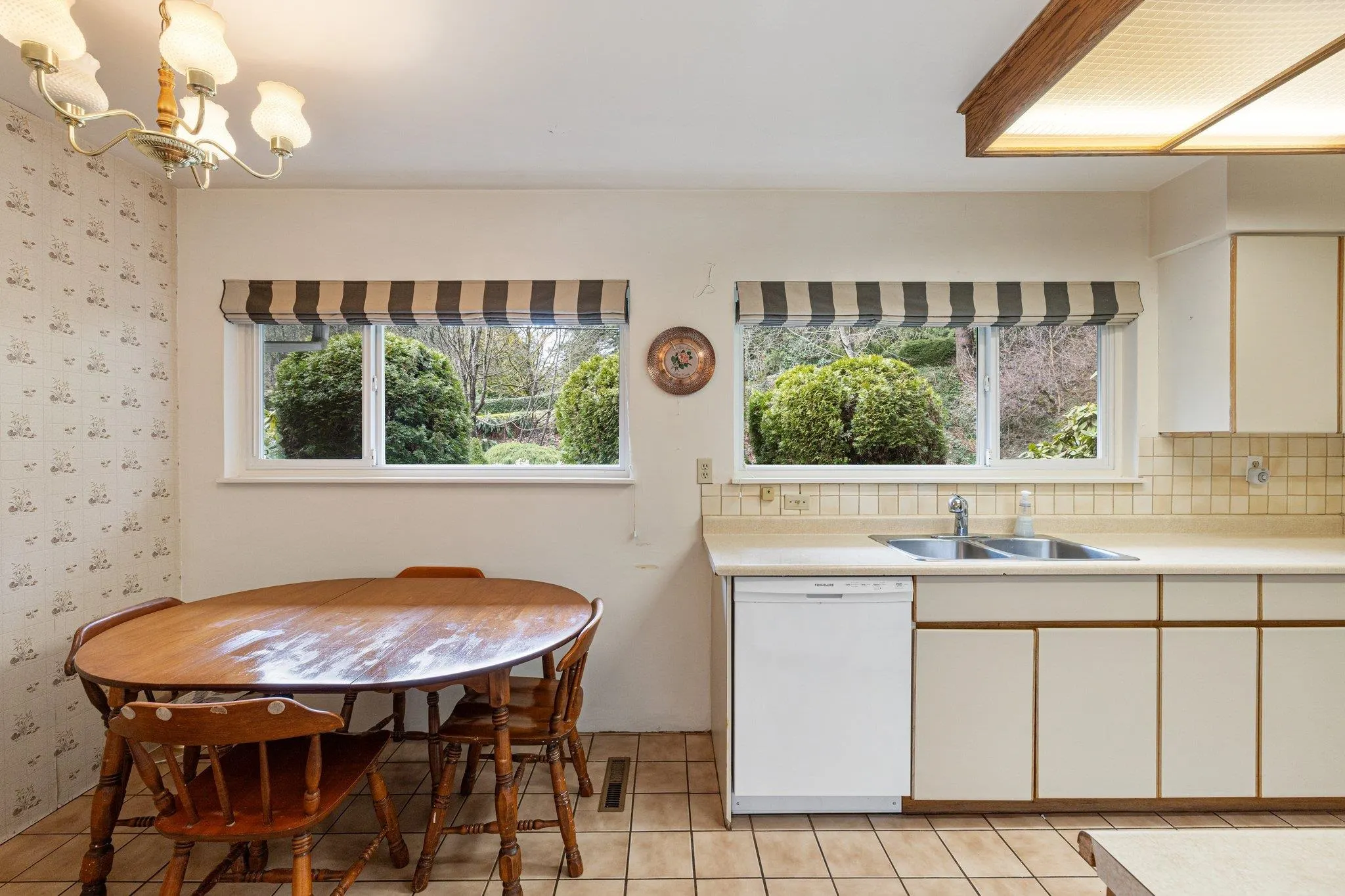 350 St James Crescent
