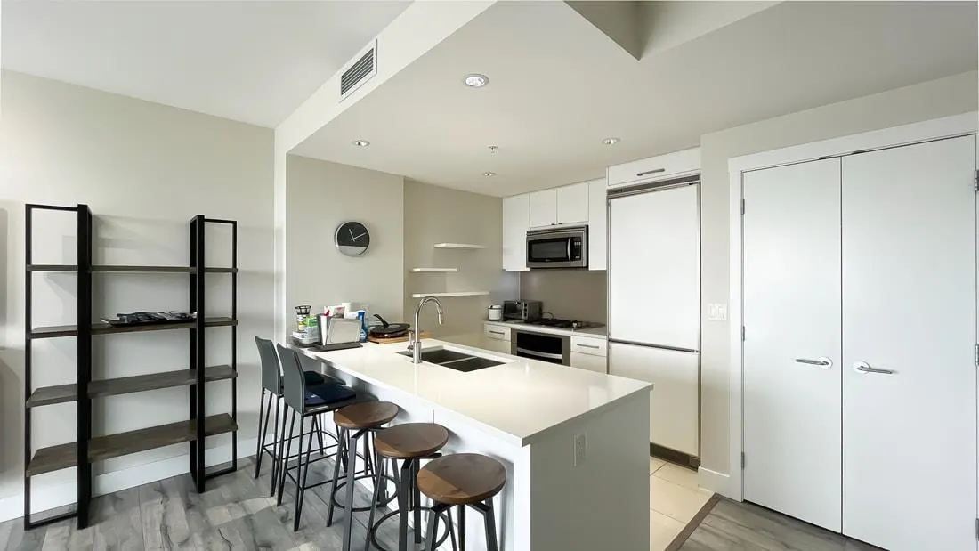 1807 15152 Russell Avenue