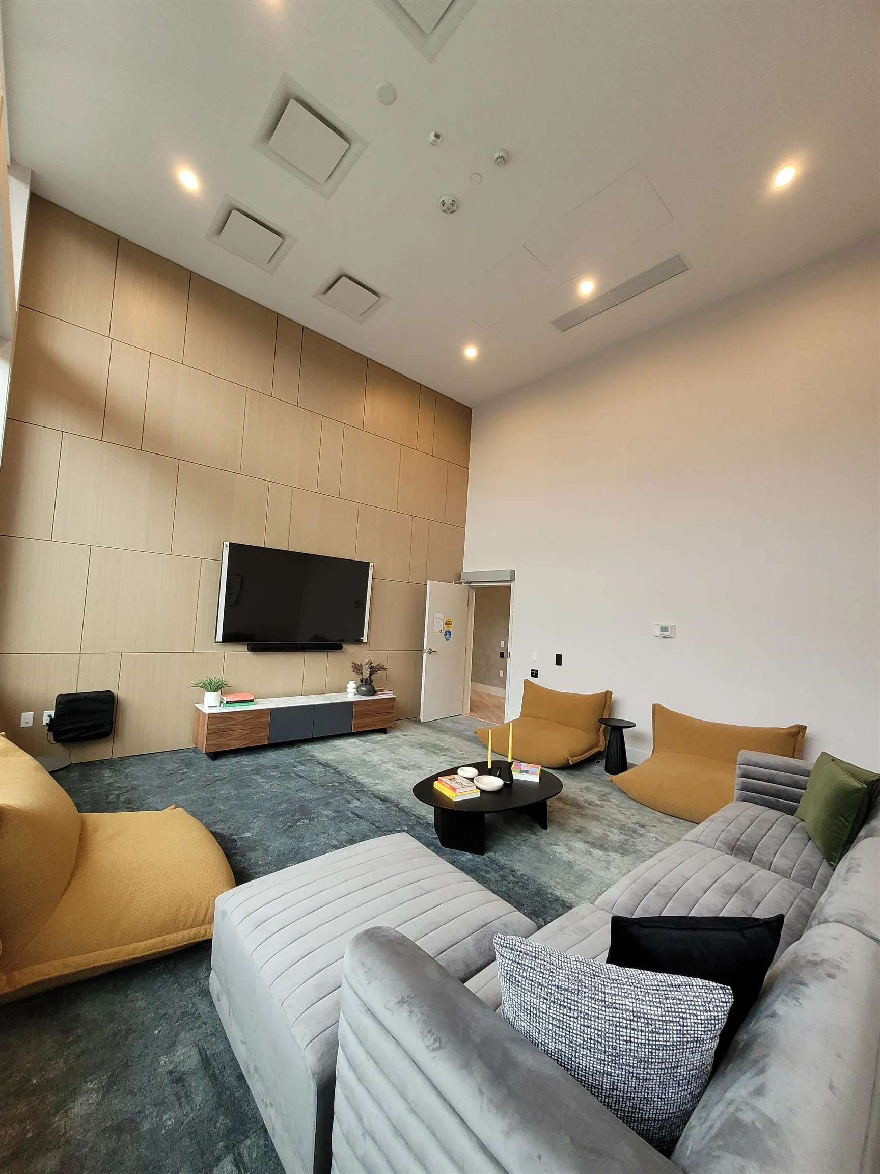 2610 6537 Telford Avenue