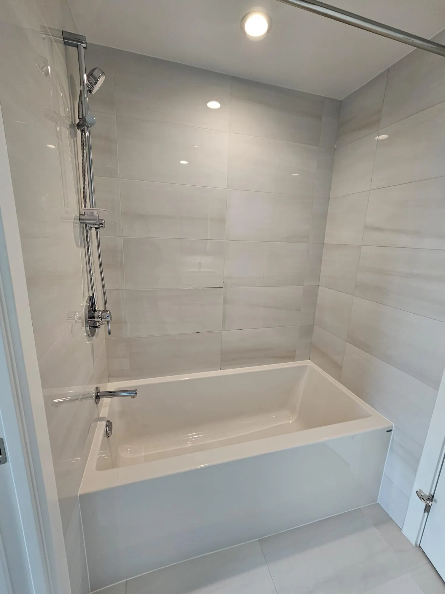 2610 6537 Telford Avenue