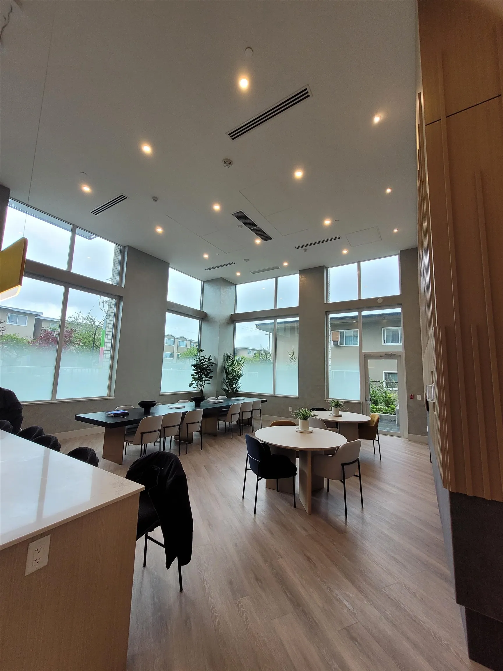 2610 6537 Telford Avenue